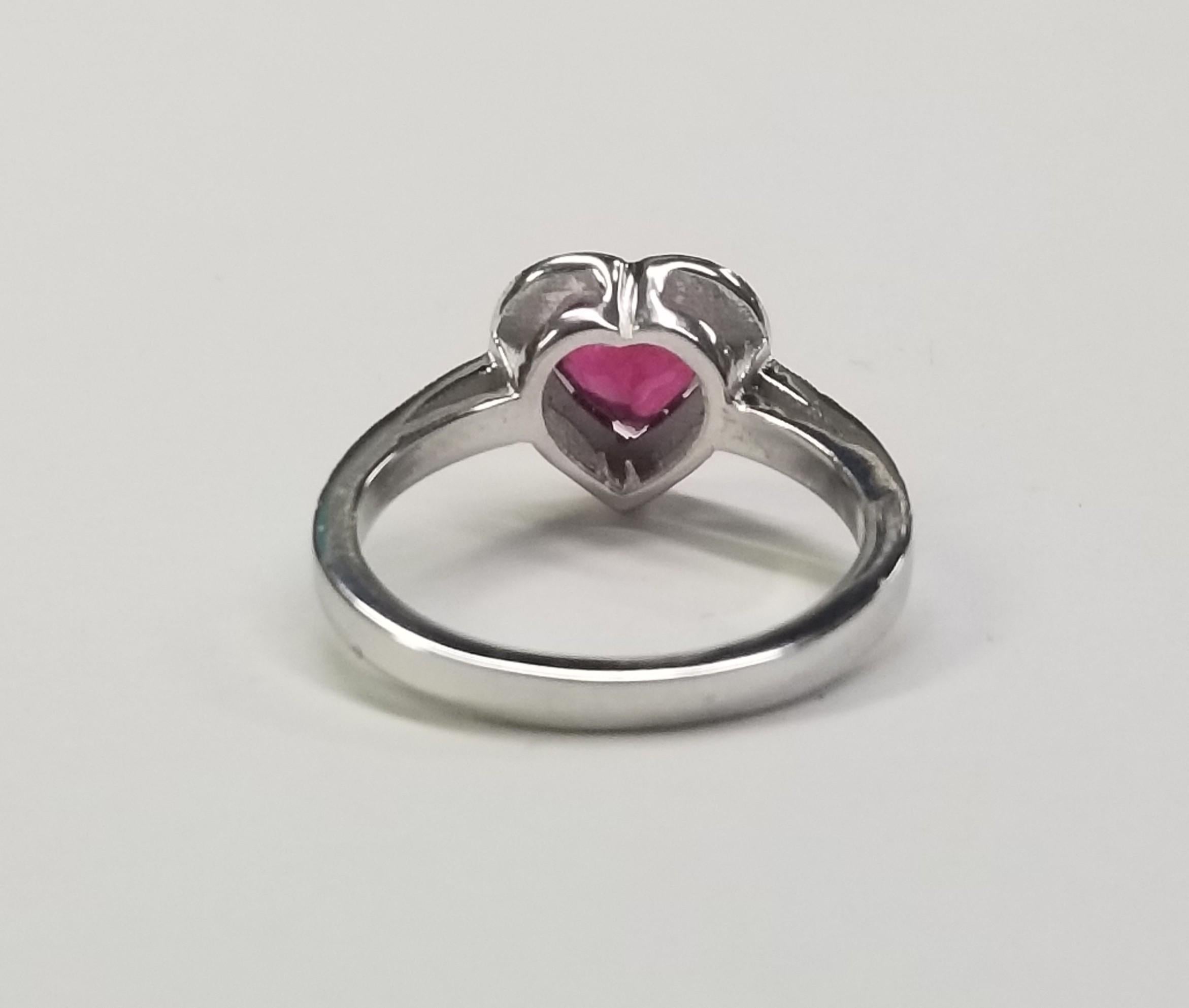 Contemporaneo Anello con tormalina a forma di cuore e diamanti a raggiera in oro bianco 14k in vendita
