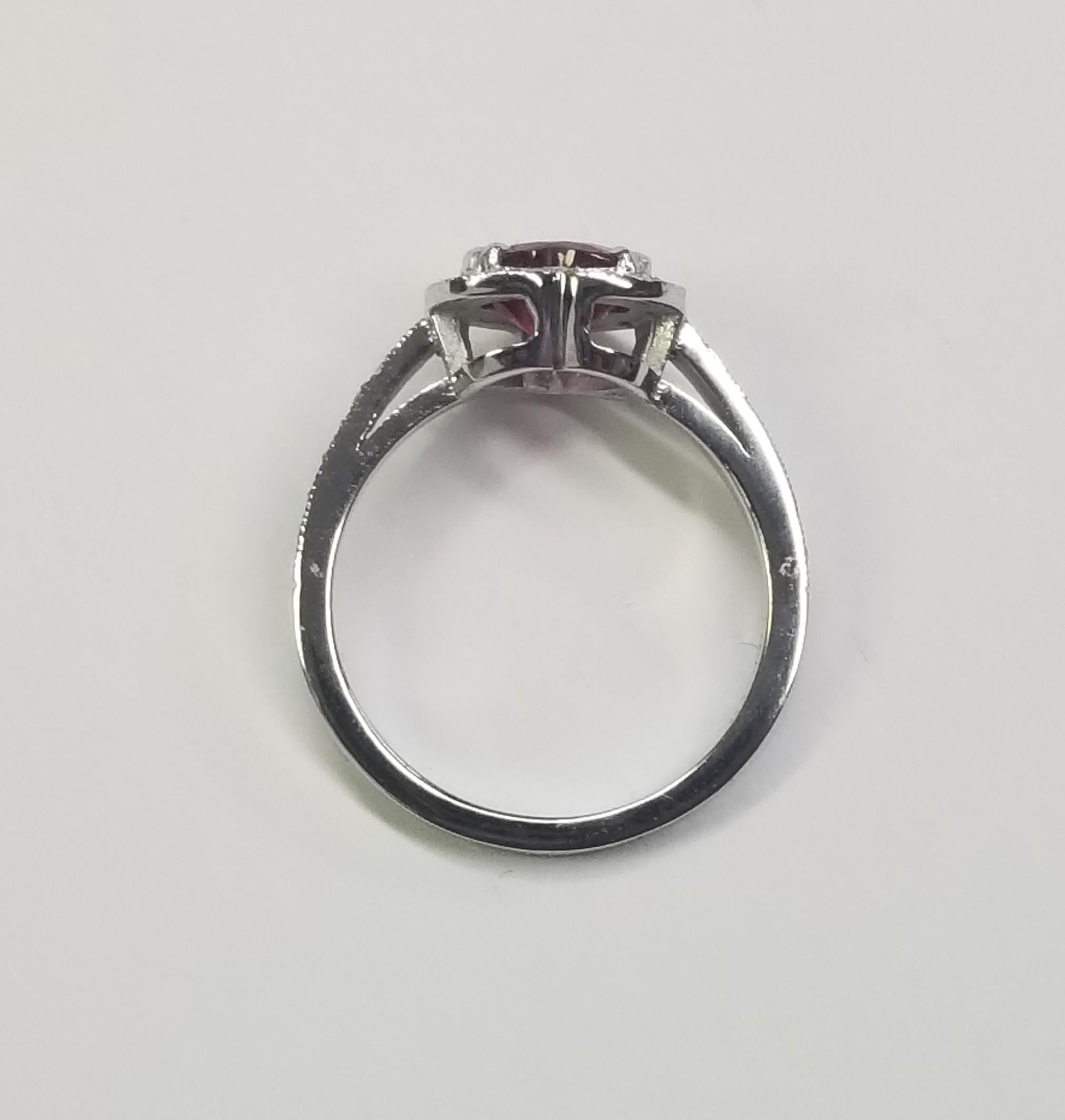 Cuore Anello con tormalina a forma di cuore e diamanti a raggiera in oro bianco 14k in vendita