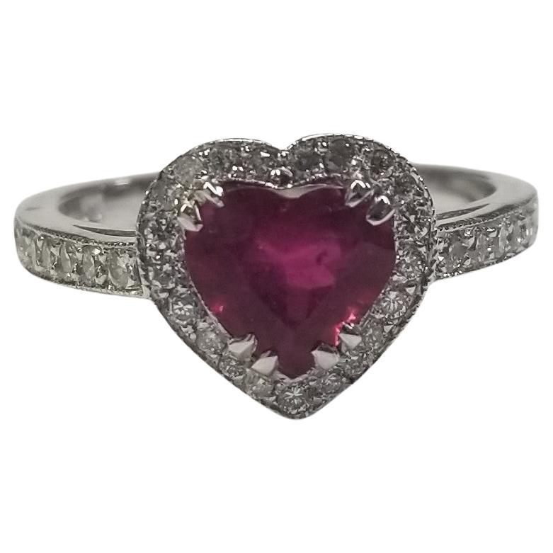 Anello con tormalina a forma di cuore e diamanti a raggiera in oro bianco 14k in vendita