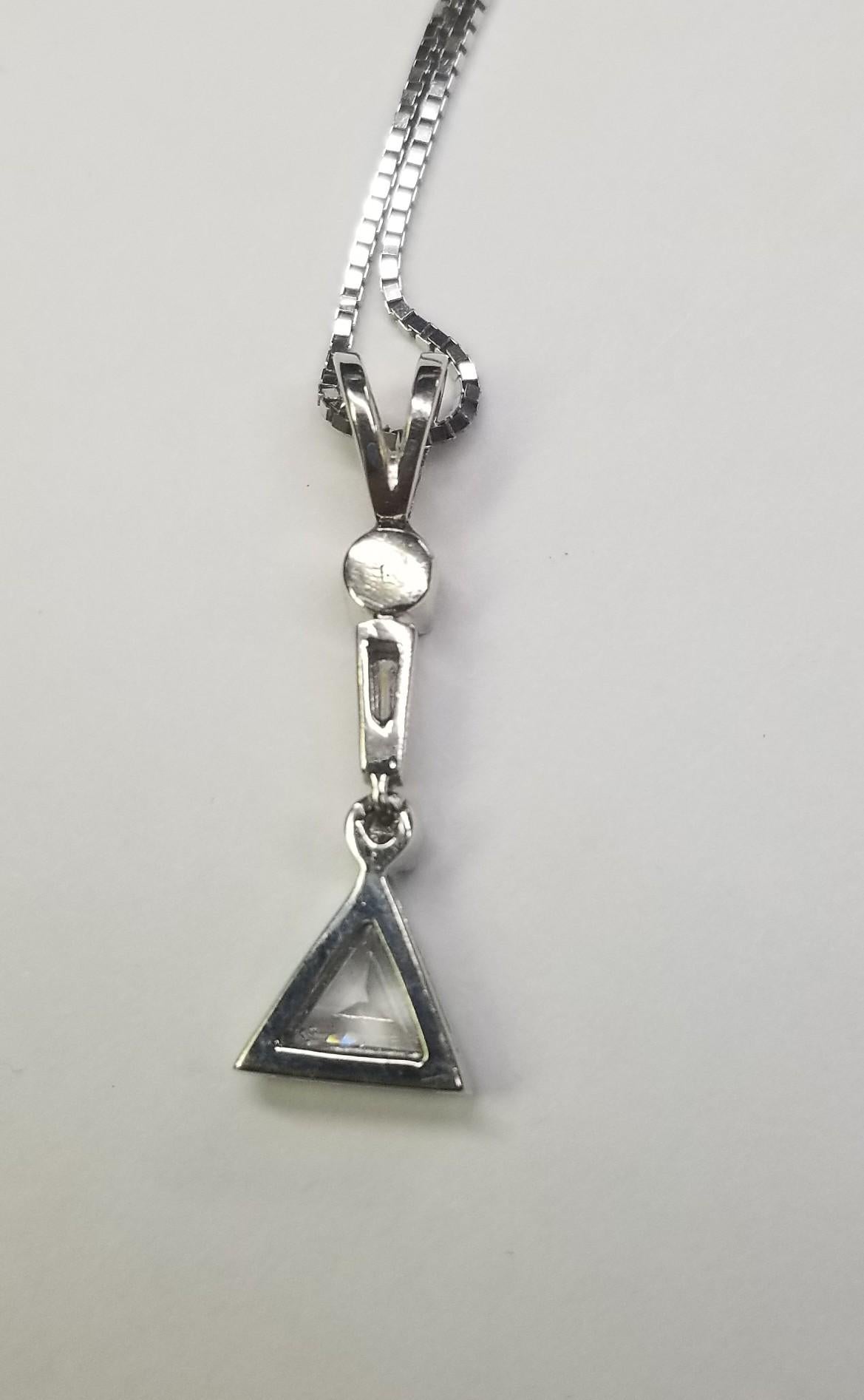 14k White Gold Triangle cut Diamond Anhänger mit einem Gewicht von .51pts. (Zeitgenössisch) im Angebot