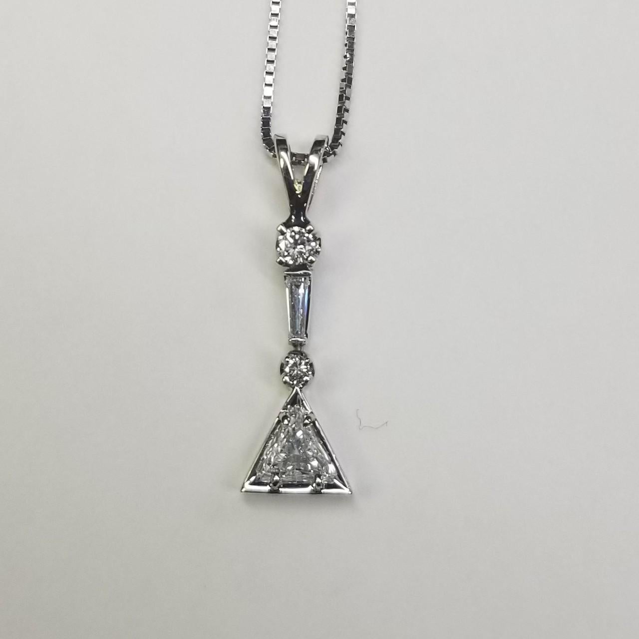 14k White Gold Triangle cut Diamond Anhänger mit einem Gewicht von .51pts. im Zustand „Hervorragend“ im Angebot in Los Angeles, CA