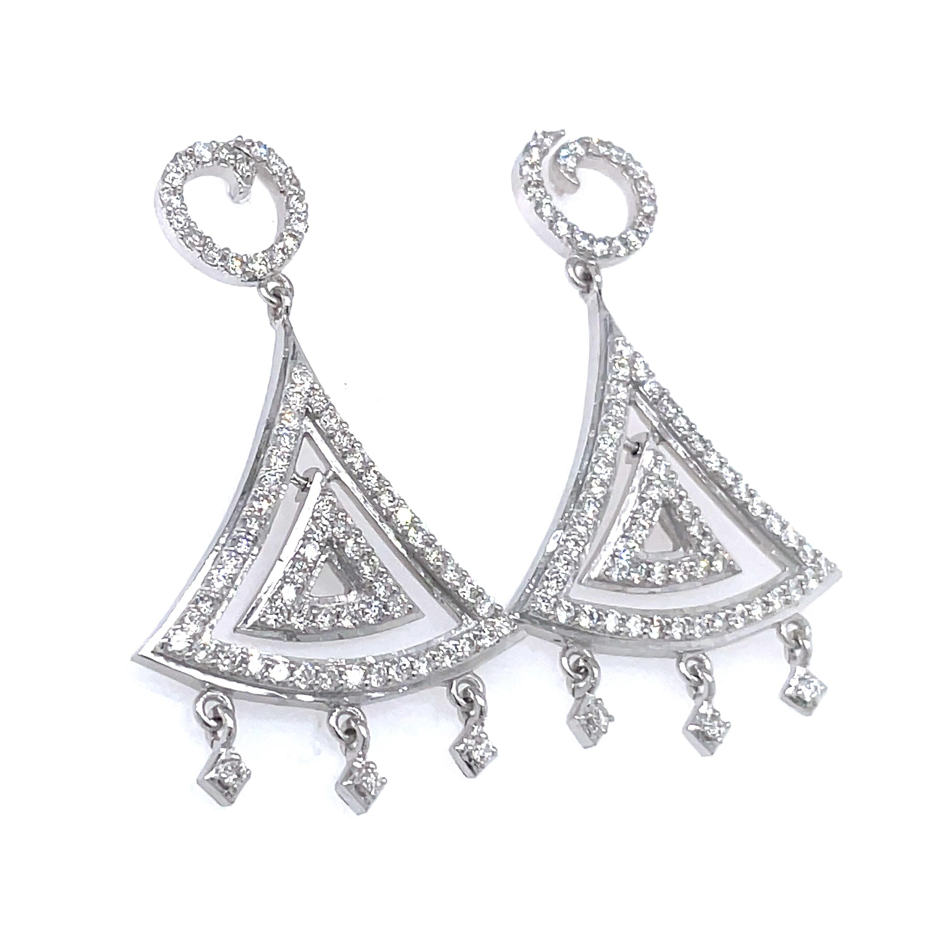 14k White Gold Triangle Shaped Chandelier Earrings In New Condition For Sale In Hong Kong, HK
