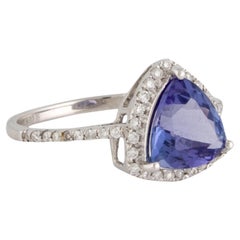 Anillo de cóctel de oro blanco de 14 quilates con tanzanita triangular y diamantes, 2,15 ct