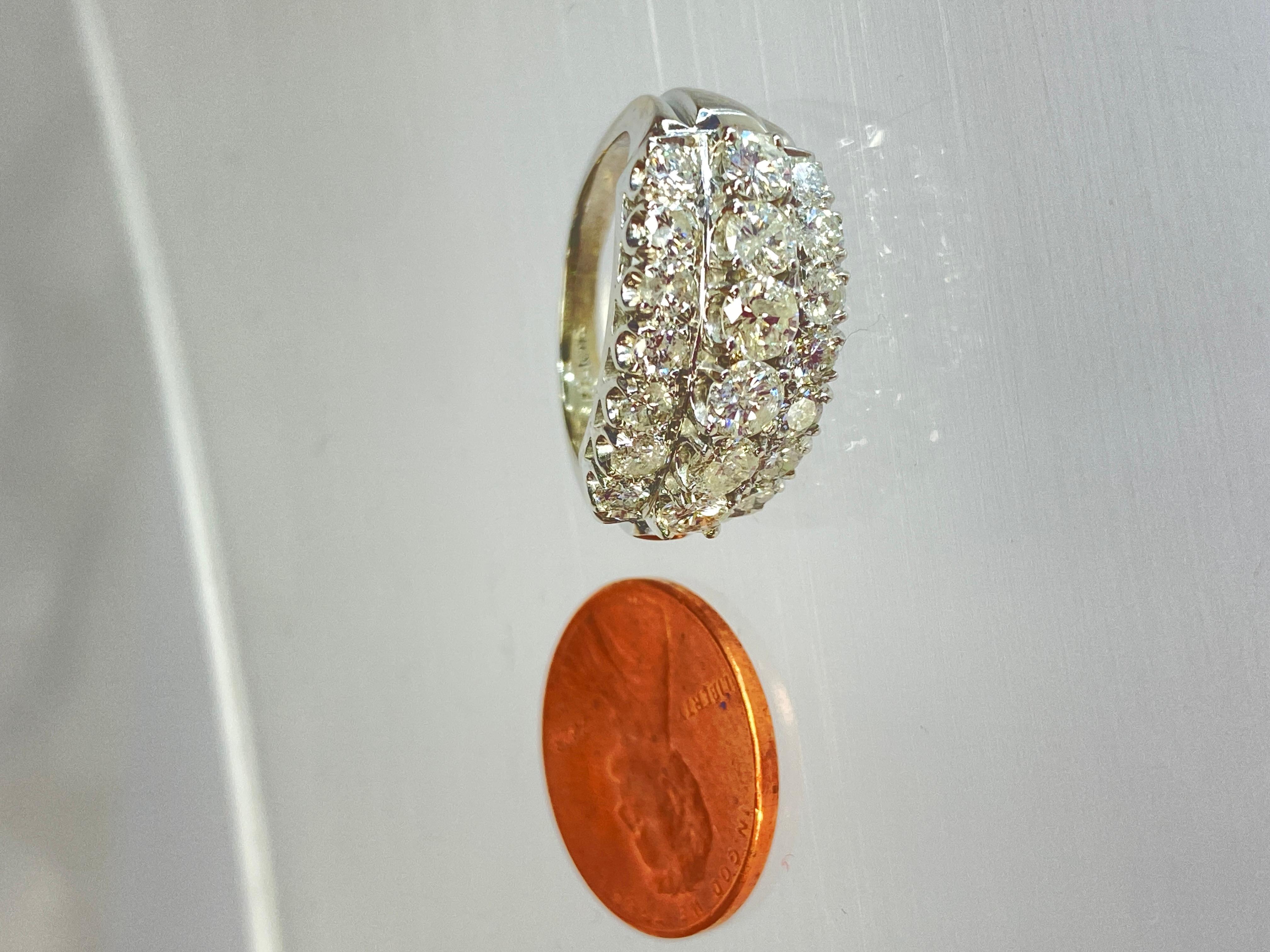 14K Weißgold Dreireihiger 2 Karat Naturdiamant Rundschliff Ehering

Dieser Ring ist ein atemberaubendes Stück, das Opulenz und exquisite Handwerkskunst verkörpert. 

Das Band zeichnet sich durch ein auffälliges dreireihiges Design aus, das ein