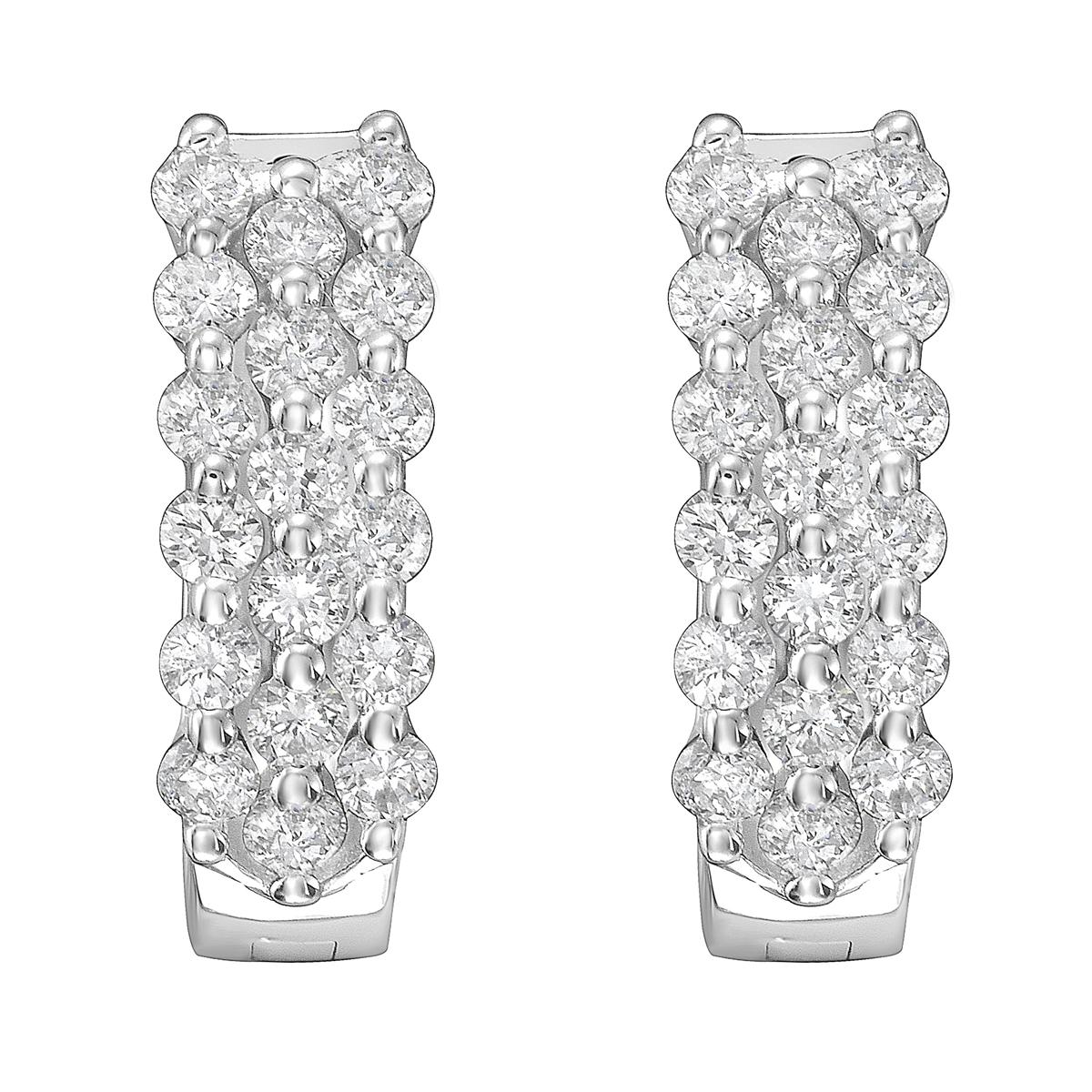 Questi orecchini a cerchio in oro bianco 14K sono progettati per brillare da ogni angolazione. Con un design a tre file, presentano tre file di scintillanti diamanti rotondi che catturano la luce in modo meraviglioso. I diamanti sono incastonati con