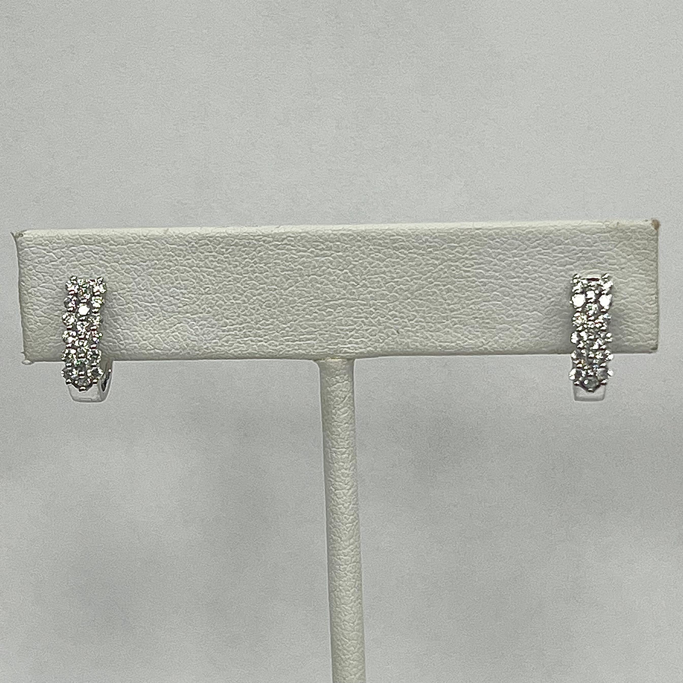 Moderno Orecchini a cerchio con diamanti a tre file in oro bianco 14K in vendita