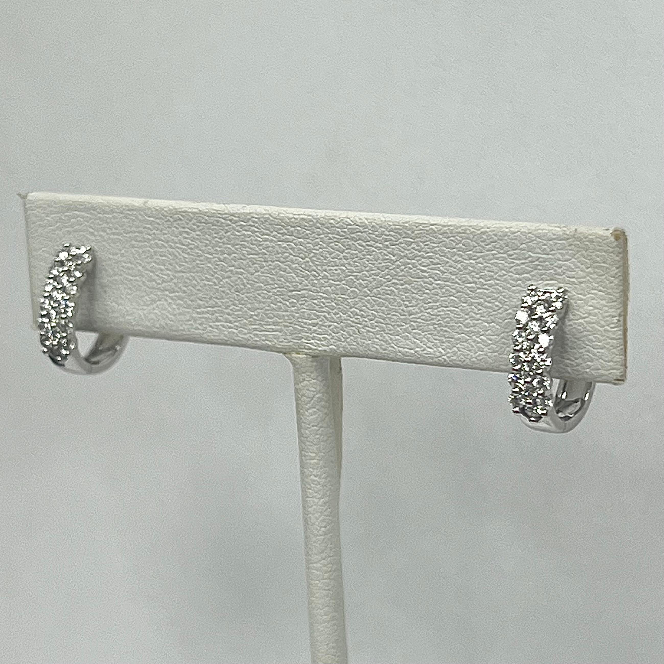 Taglio brillante Orecchini a cerchio con diamanti a tre file in oro bianco 14K in vendita