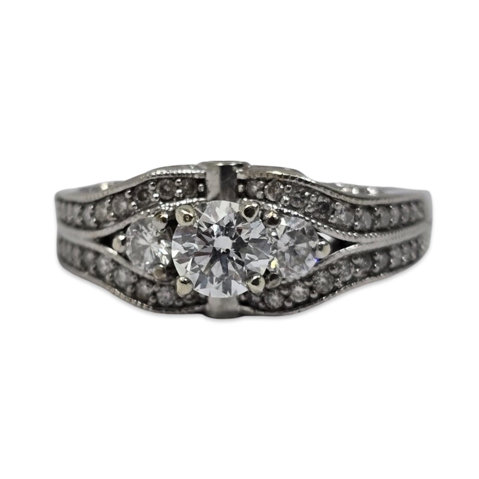 Une bague polyvalente et élégante en or blanc 14 carats, pesant 10,3 grammes. Ce modèle en deux parties est doté d'un anneau intérieur amovible pour un look audacieux ou épuré. La pièce maîtresse est un diamant rond brillant de 0,43 ct certifié par
