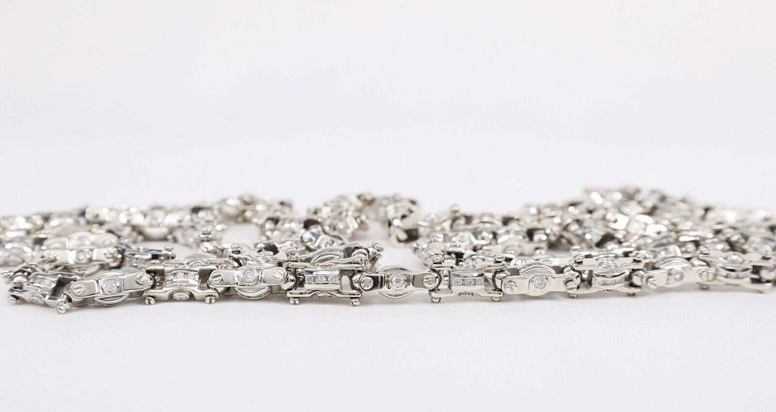 Cette impressionnante chaîne à maillons diamantés en or blanc 14k mesure 38,5 pouces et pèse un poids substantiel de 175,5 grammes, ce qui en fait une pièce d'apparat audacieuse et luxueuse. Le design présente une série distinctive de maillons
