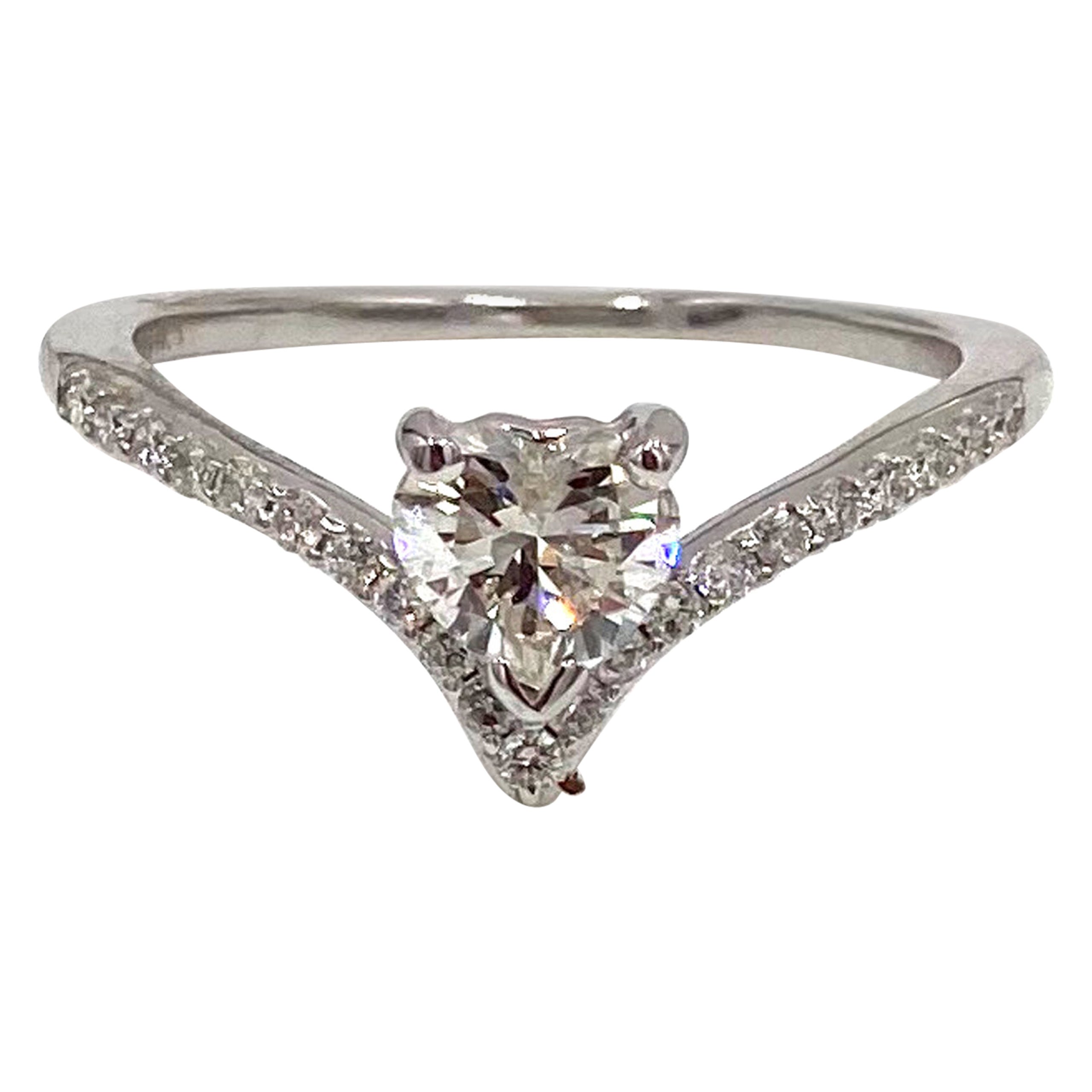 14 Karat Weißgold V-förmiger Ring mit herzförmigem Diamant