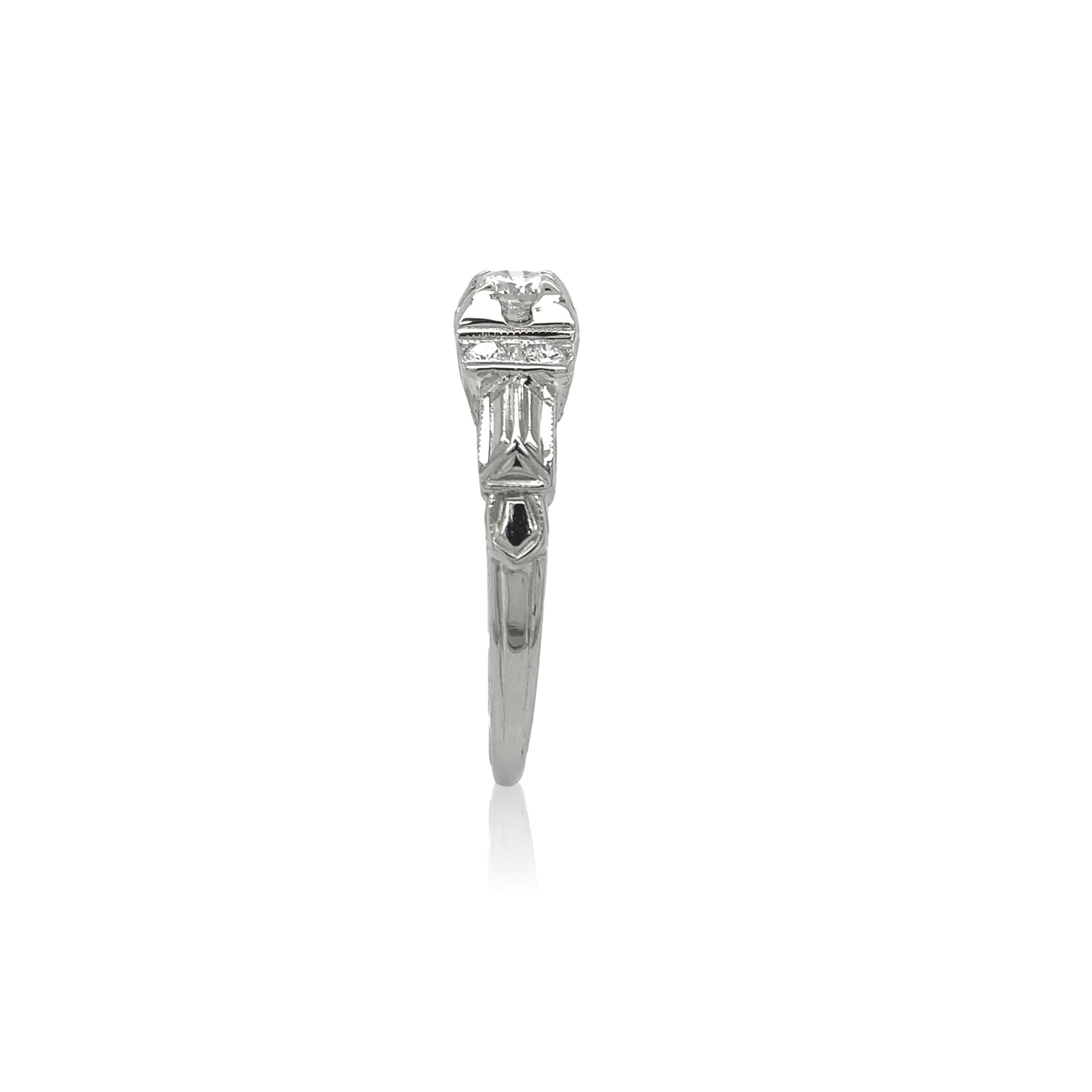 14K White Gold Vintage .27cttw Diamond Ring size 8 In Good Condition For Sale In Big Bend, WI