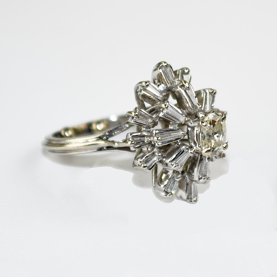 Anillo de cóctel vintage para señora de oro blanco de 14k y diamantes.
Lleva el sello de 14 quilates y pesa 6 gramos.
El diamante central es un óvalo de 0,30 quilates, color J, claridad Vs.
Los diamantes laterales son baguettes cónicos, 0,50