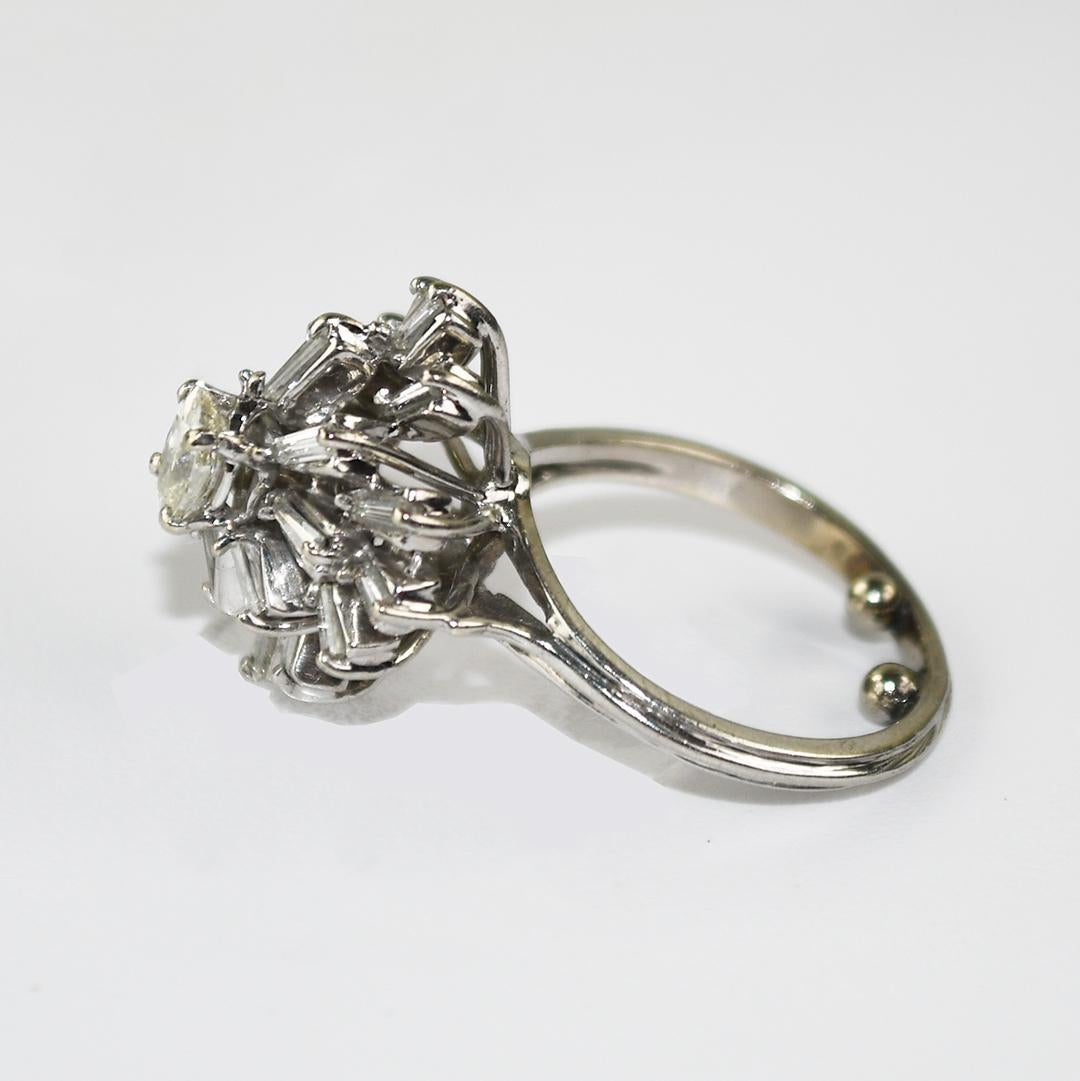 Femenino o masculino Anillo de cóctel de diamantes vintage de oro blanco de 14 quilates 0,80 ct en venta