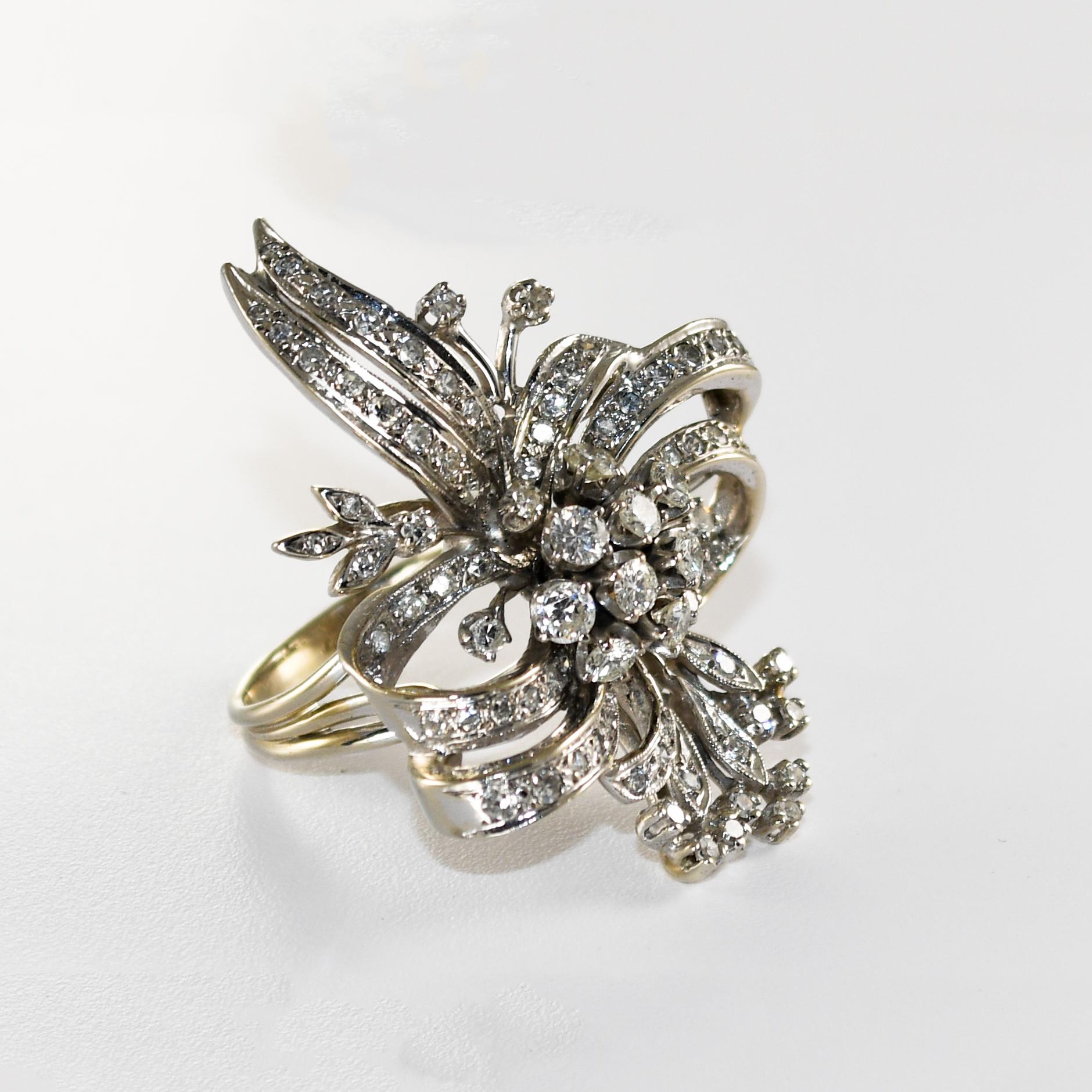 Anello da cocktail vintage da donna in oro bianco 14k e diamanti con design a nastro.
Test del 58% di oro con un analizzatore di metalli XRF.
I diamanti centrali sono brillanti rotondi.
Ai lati ci sono tagli singoli.
Il colore dei diamanti è G, H, I