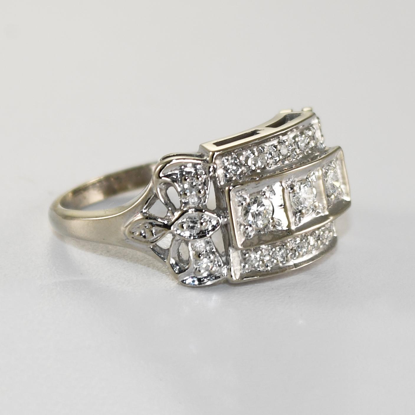 Bague vintage pour femme en or blanc 14k et diamants.
Estampillé 14k et pèse 4,8 grammes.
Les diamants sont des diamants ronds brillants et des diamants ronds taille unique, 0,20 carats au total, de couleur h, i, j et de pureté si.
Le haut de