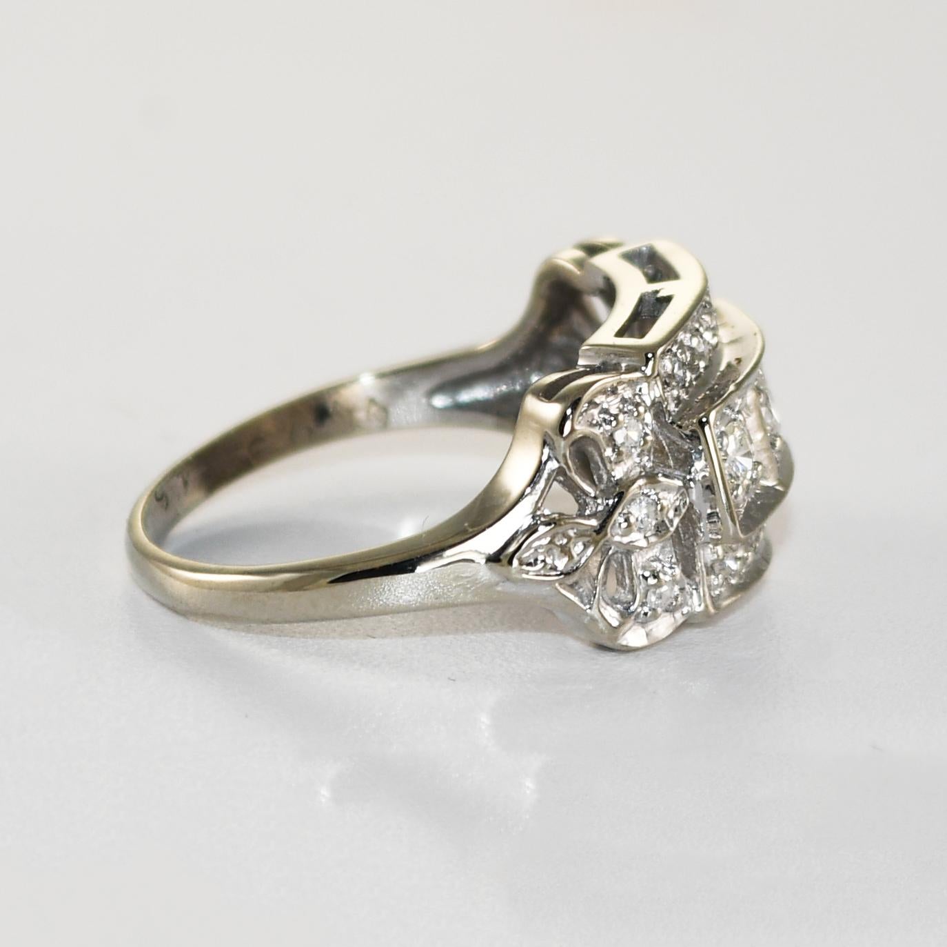 Taille ronde Bague en or blanc 14K avec diamant vintage 0.20ct en vente