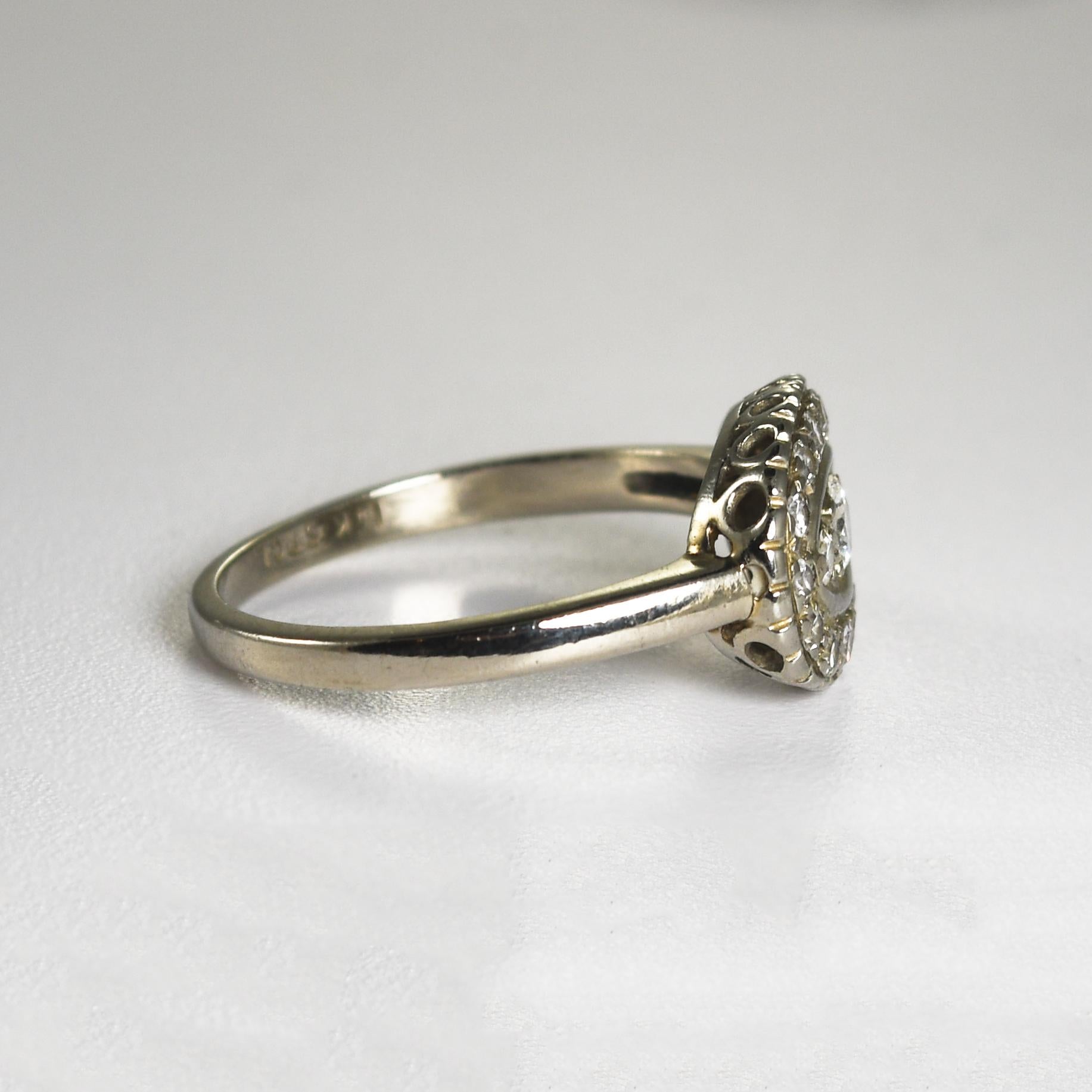Anello vintage da donna in oro bianco 14k e diamanti.
Timbrato 14k e pesa 2,4 grammi.
Il diamante centrale è un taglio old-Euro e tagli singoli sui lati, per un totale di 0,25 carati, colore da H a I, purezza Vs.
La parte superiore dell'anello