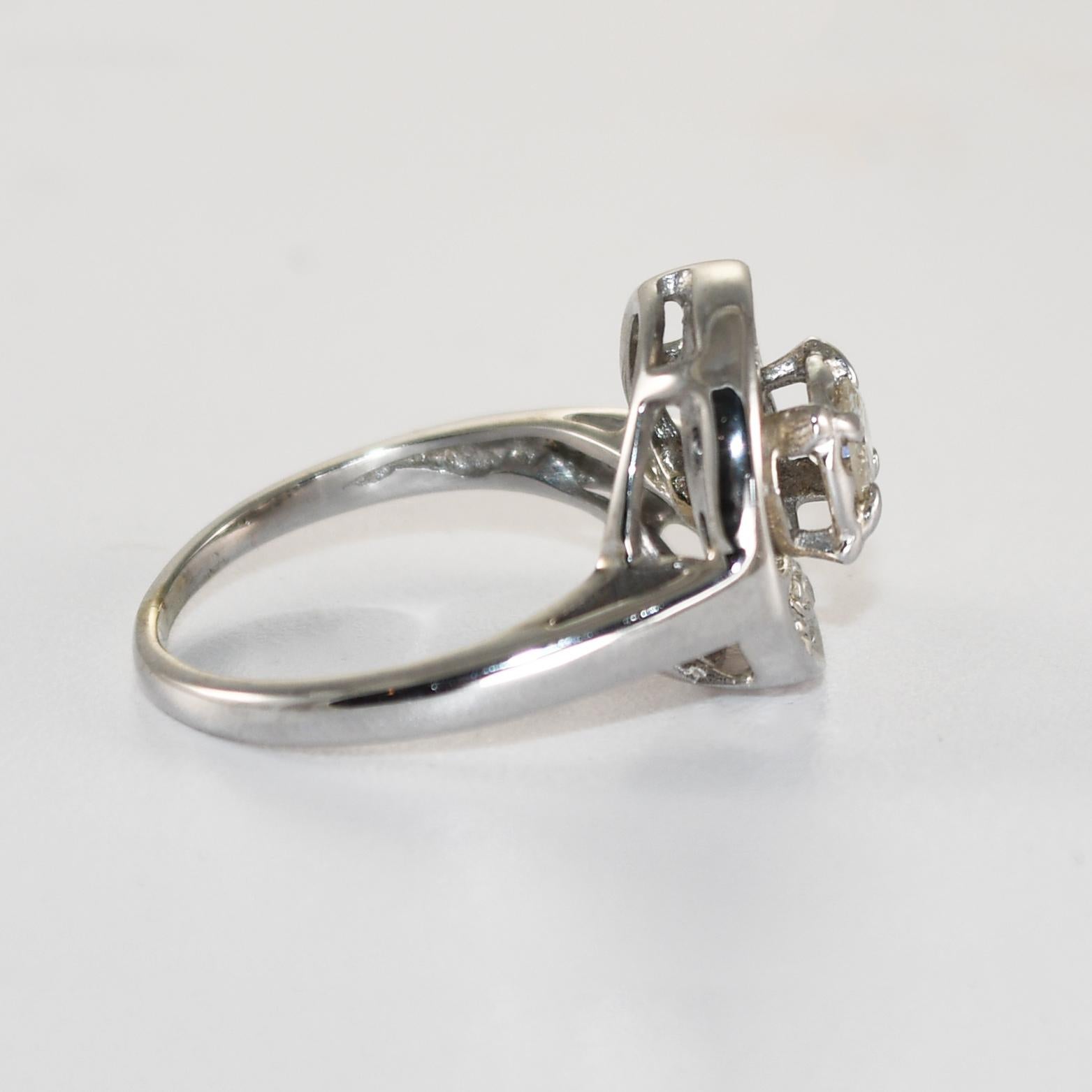 Taglio rotondo Anello con diamante vintage in oro bianco 14K 0,45ct in vendita