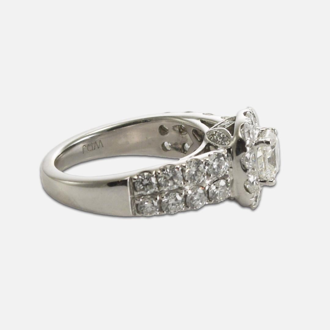 Damenring aus 14k Weißgold und Diamanten.
Gestempelt 14k und wiegt 7,8 Gramm.
Der Ring wird mit einem XRF-Analysator auf 57.5 % Gold getestet.
Der zentrale Diamant ist ein .93ct Kissenschliff, G Farbe, i1 Klarheit, und sehr gute Symmetrie. 
Die