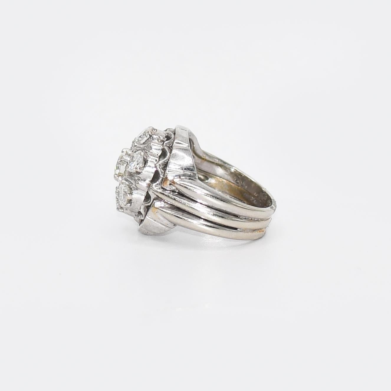 Anillo vintage de diamantes en oro blanco de 14k.
Prueba 14k y pesa 9,5 gramos.
El diamante central es una talla redonda de transición y el resto son tallas brillantes redondas, 1,00 quilates en total, color de I a J, claridad de SI1-I1 y buenas