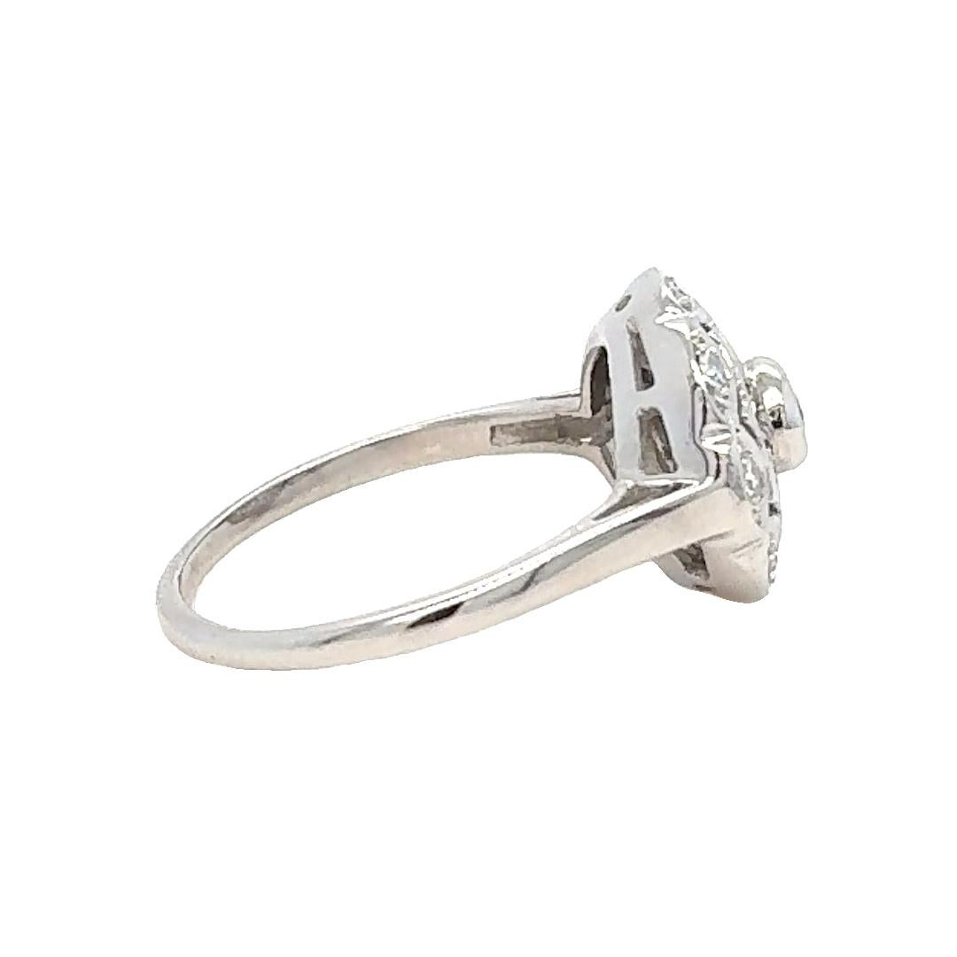 Dieser elegante kreisförmige Ring aus 14 Karat Weißgold im Vintage-Stil verbindet zeitloses Design mit subtiler Diamantbrillanz. In der Mitte ist das offene, kreisförmige Motiv mit 9 runden Diamanten von insgesamt 0,18 Karat besetzt. Die Diamanten