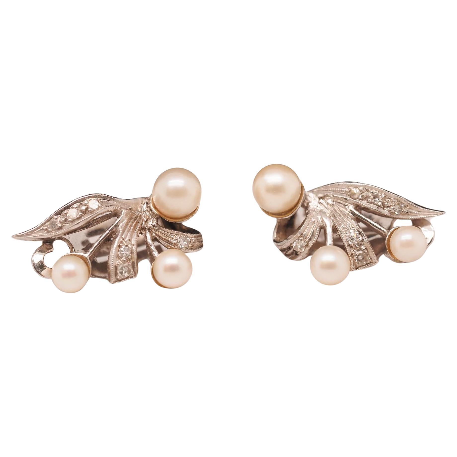 Boucles d'oreilles vintage en or blanc 14 carats avec perles et diamants en vente