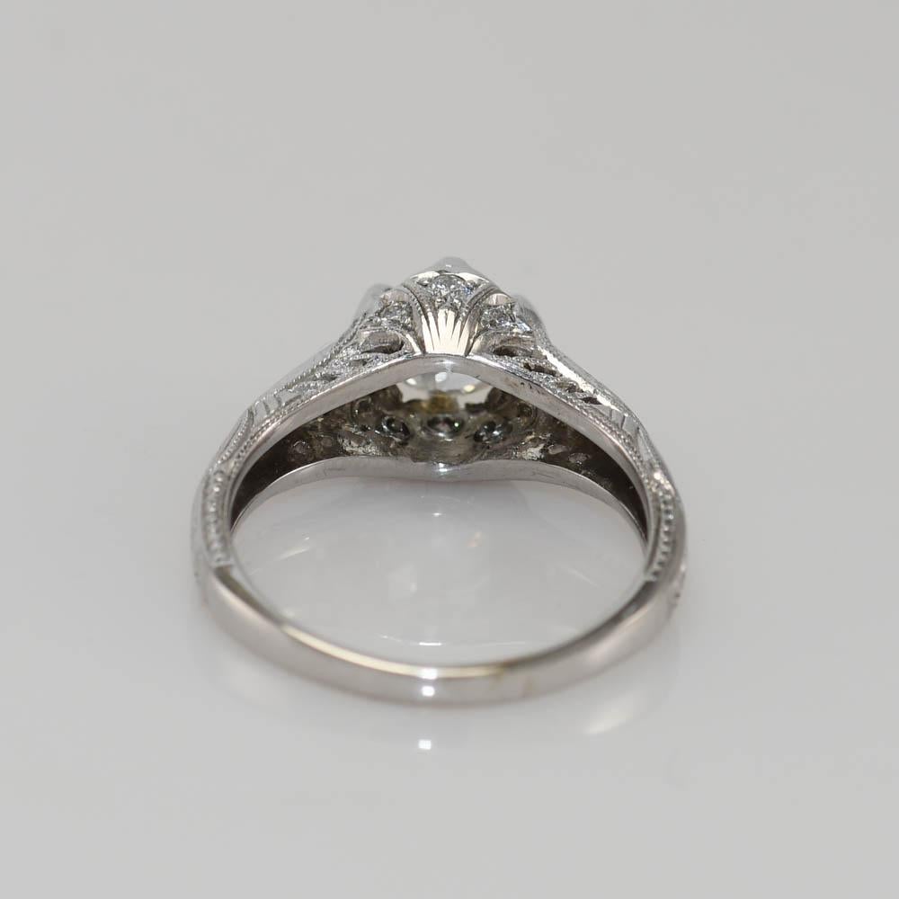 Anello vintage da donna in stile art déco in platino e 14 carati con diamanti e bianco.
Qualcuno ha dimensionato la parte inferiore dell'anello utilizzando oro bianco 14k.
I 3/4 superiori dell'anello sono in platino.
Il peso totale dell'anello è di