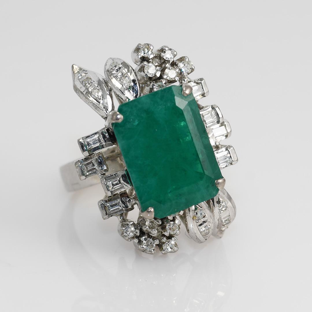 Damenring mit Smaragd und Diamant in 14-karätiger Weißgoldfassung.
Gestempelt 14k und wiegt 7,8 Gramm Bruttogewicht.
Der Smaragd scheint hydrothermal im Labor gezüchtet worden zu sein und misst 12,7 mm mal 9,3 mm und 5,2 mm tief, was ungefähr 4,00