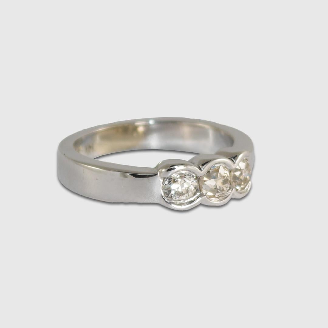 Anillo vintage femenino de oro blanco de 14k y diamantes.
Lleva el sello de 14k y pesa 5,2 gramos.
Los diamantes son de talla antigua-Euro, .28ct, .20ct, .16ct, gama de color k, l, m, claridad Vs, Si, I1, .64 quilates en total.
El anillo mide 5.2 mm