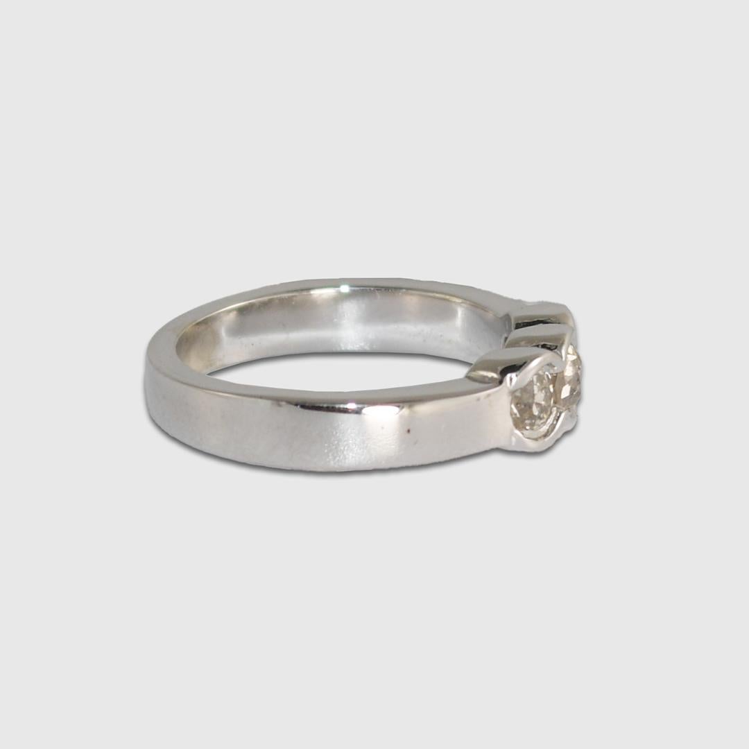Anillo vintage de tres diamantes de oro blanco de 14 quilates 0,64 ct Corte europeo antiguo en venta