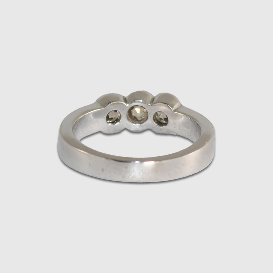 Anillo vintage de tres diamantes de oro blanco de 14 quilates 0,64 ct en Excelente estado para la venta en Laguna Beach, CA