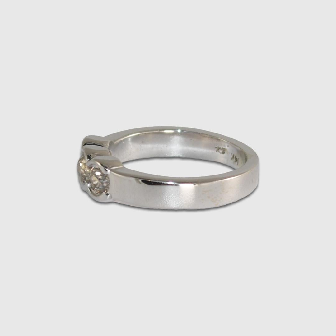 Femenino o masculino Anillo vintage de tres diamantes de oro blanco de 14 quilates 0,64 ct en venta