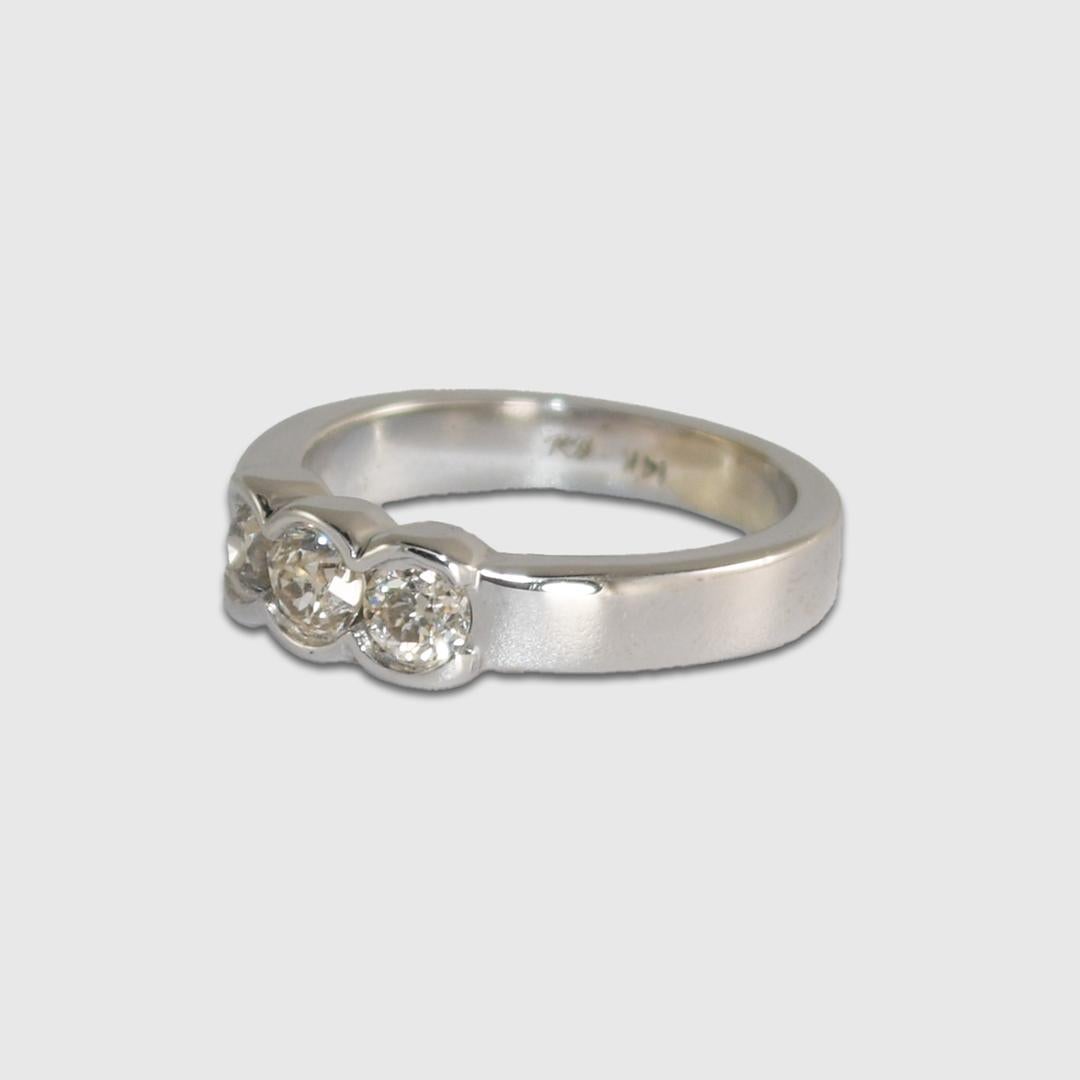 Anillo vintage de tres diamantes de oro blanco de 14 quilates 0,64 ct en venta 1