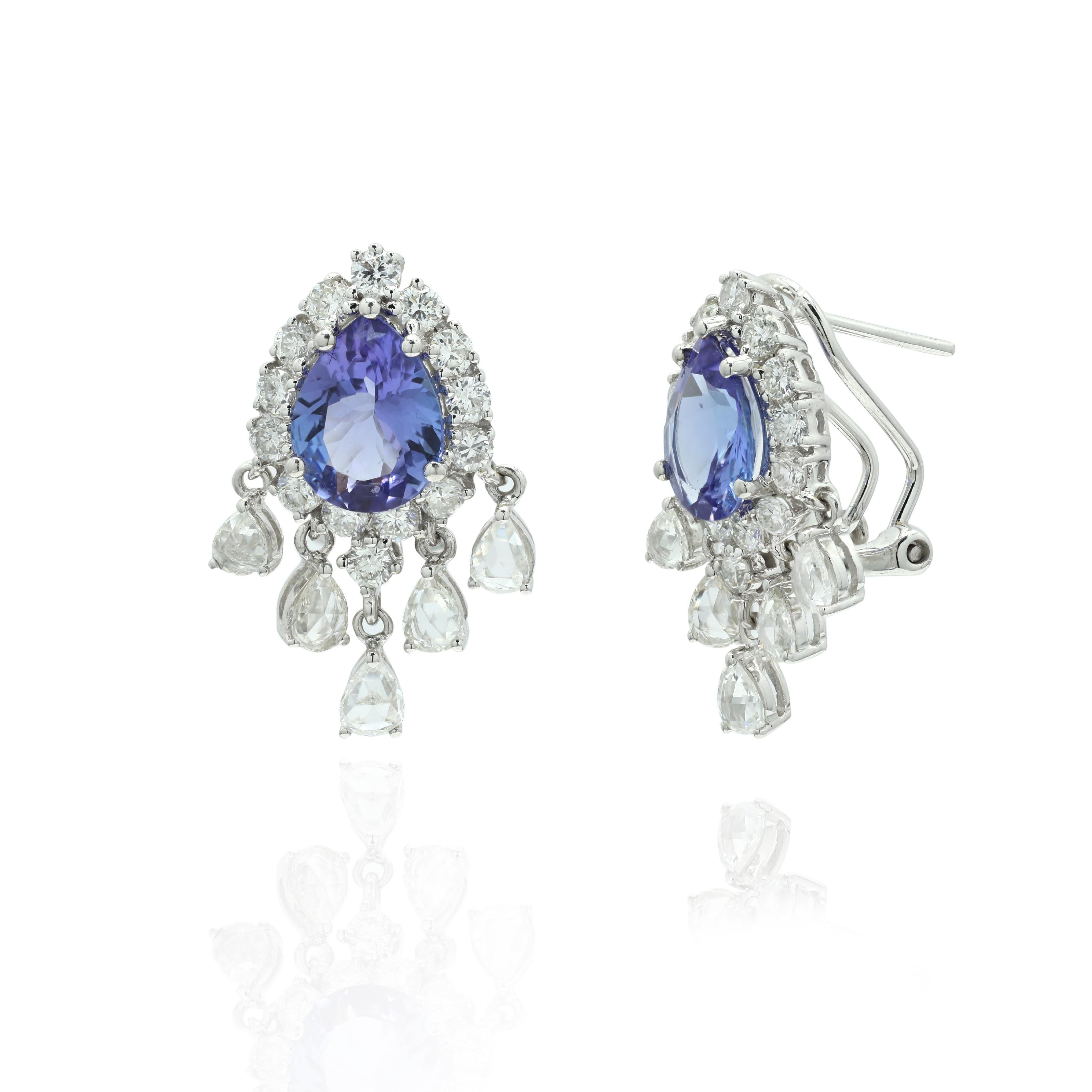 Orecchini da cocktail con tanzanite, per dare un tocco di classe al tuo look. Questi orecchini creano un look scintillante e lussuoso con una pietra preziosa tagliata a pera.
Se amate gravitare verso stili unici, questo gioiello è perfetto per