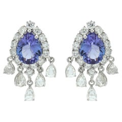 Boucles d'oreilles de mariage fantaisie en or blanc 14 carats avec saphir bleu vif et diamants