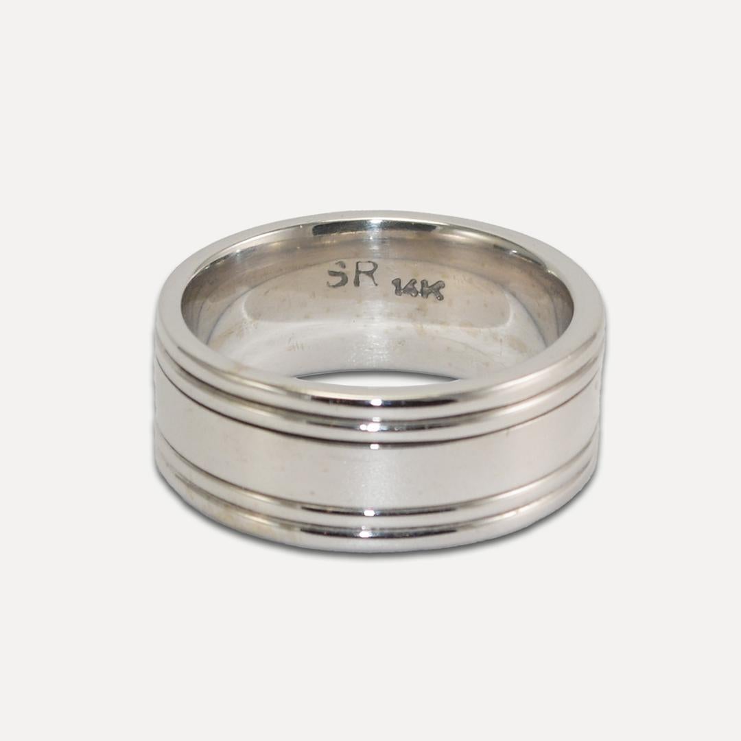 Alliance pour hommes en or blanc 14k.
Estampillé 14k et pèse 11,3 grammes.
L'analyseur XRF révèle la présence de 58 % d'or.
L'anneau mesure 8,5 mm de large.
La taille de la bague est de 8 3/8.
Excellent état.