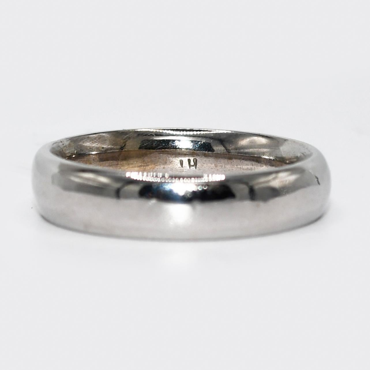 14K White Gold Wedding Band Ring, 6.2g
Men's 14k white gold wedding band.
Tests 14k and weighs 6.2 grams.
Comfort fit style. 5mm wide.
Ring size is 8 1/2 and can be sized, up or down, one full size or less for an extra fee.
Very good condition.