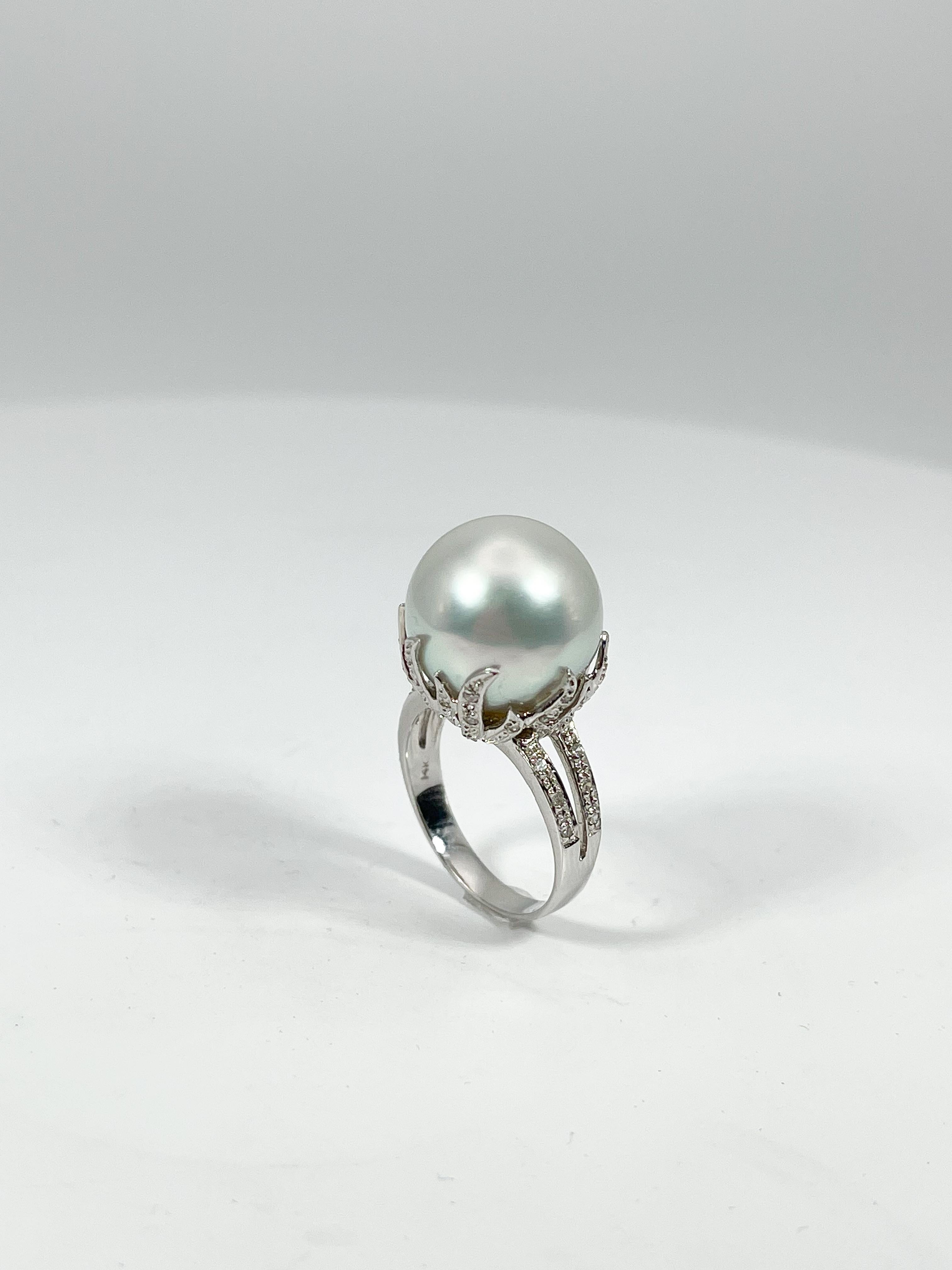 14K White Gold White Pearl and Diamond Ring In Excellent Condition For Sale In Stuart, FL