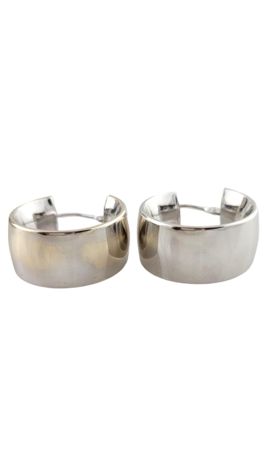 Orecchini a cerchio in oro bianco 14K vintage

Splendido set di orecchini a cerchio in oro bianco 14K!

Dimensioni: 20,8 mm X 20,7 mm X 9,8 mm

Peso: 3,6 g/ 2,3 dwt

Punzone: 14K ITALY SPLENDORI

Ottime condizioni, lucidato professionalmente.

Verrà