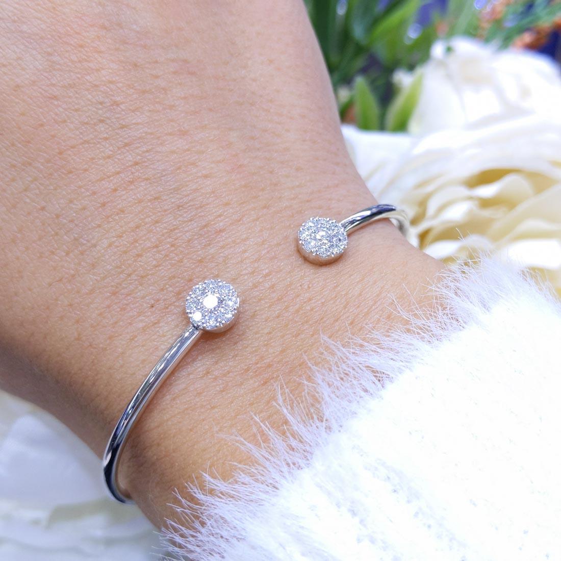 Esta elegante pulsera de alambre de oro blanco de 14 quilates irradia sofisticación y lujo. El diseño elegante y minimalista se realza con dos impresionantes puntas redondas engastadas con diamantes, que presentan un total de 0,50 quilates de