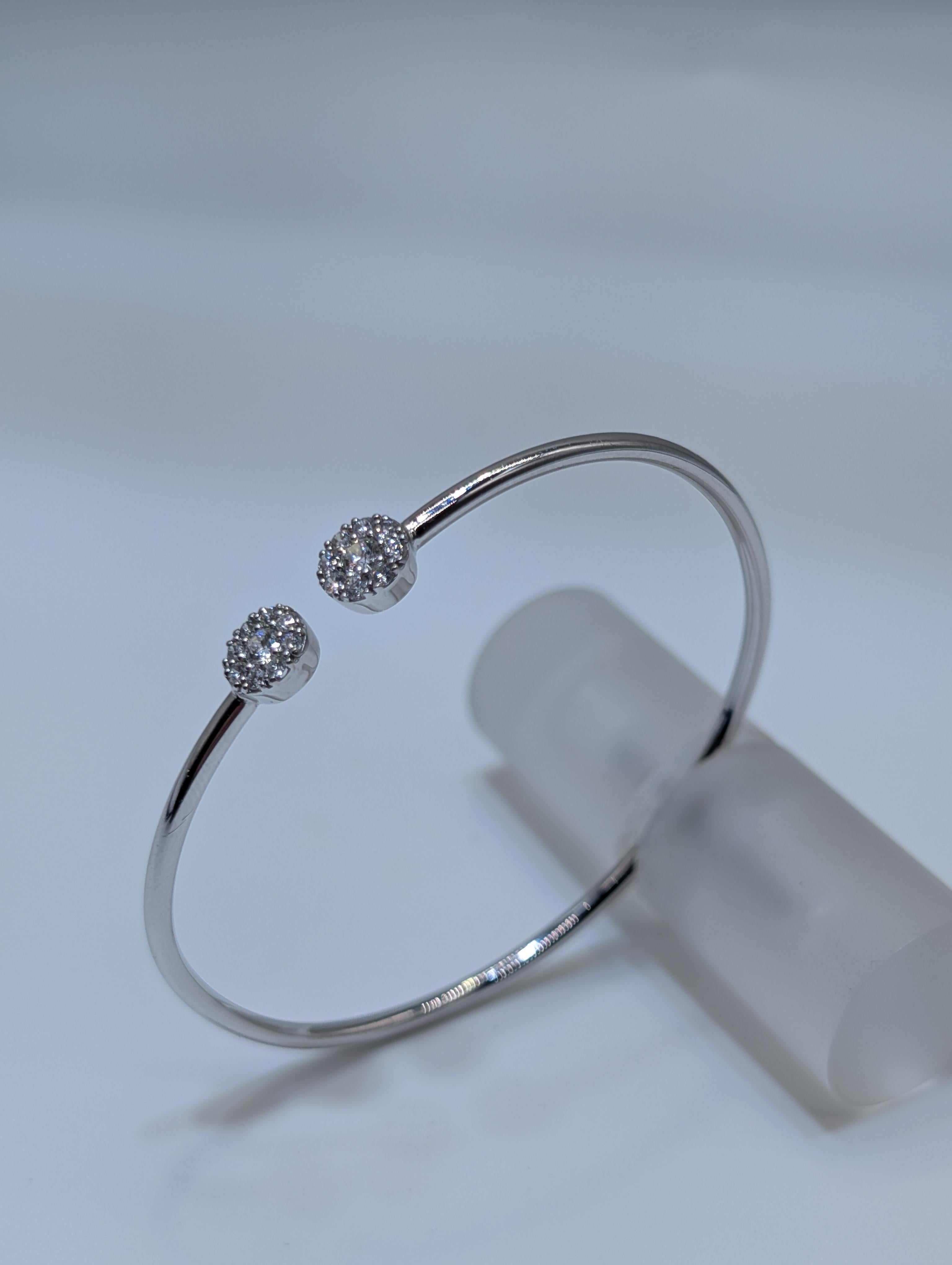 Alambre de Oro Blanco de 14k Remates Redondos con Diamantes de Corte Redondo Corte redondo en venta