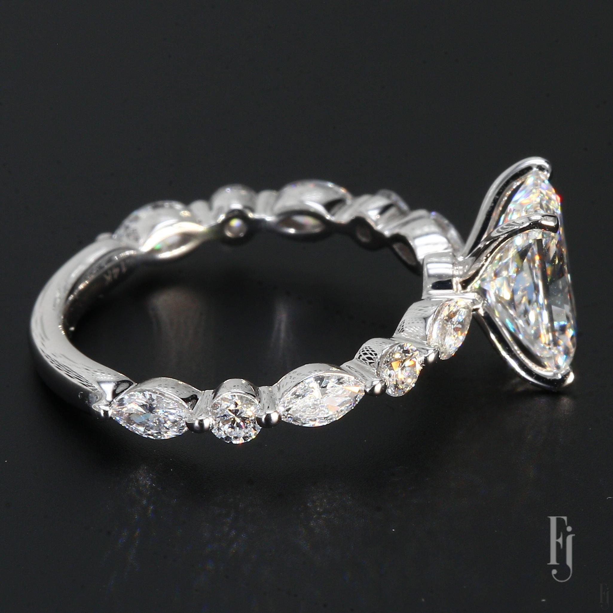 Hier ist ein 14k Weißgold Verlobungsring mit einem 2,02ct. Radiant E/VS1 White Lab Diamond Center sowie sechs Marquise & vier runde Diamanten Akzente.

Ring Größe 6.25
Gesamtgewicht - 3,12 g
IGI Zertifizierung # - LG641493119