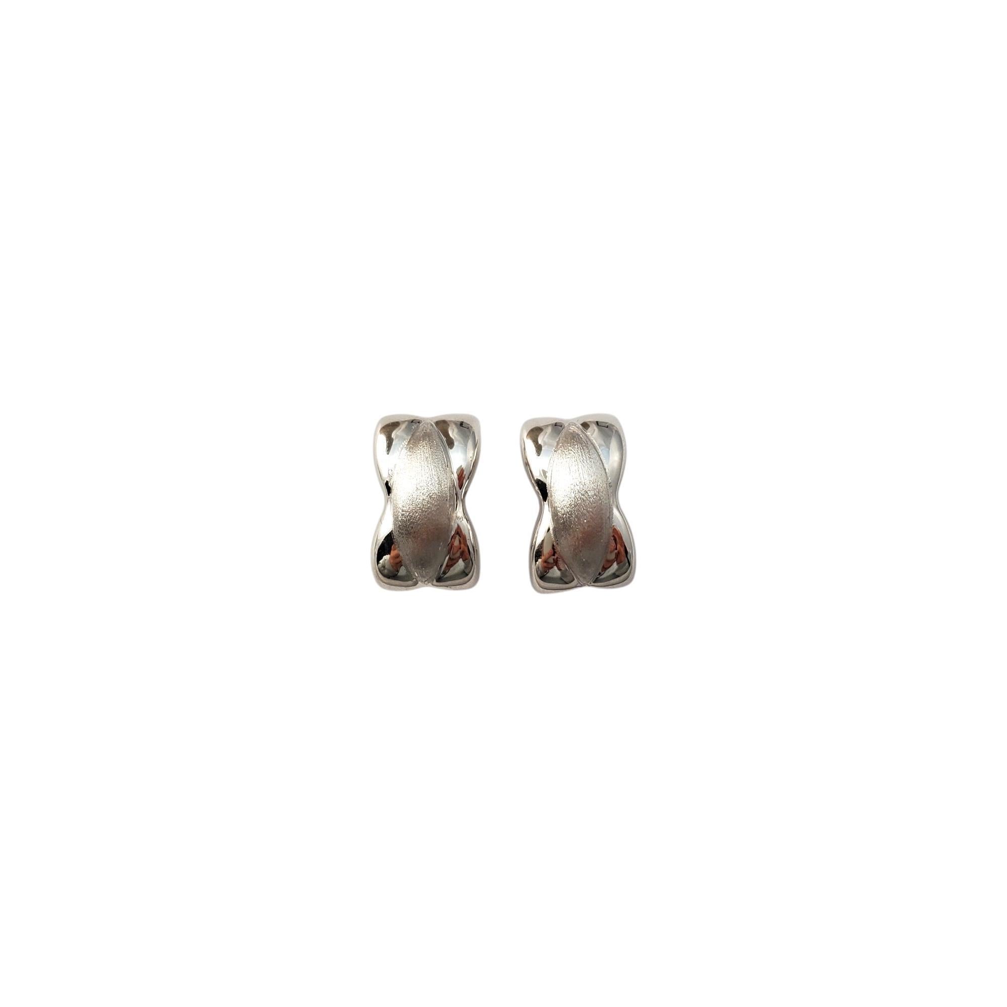 14K White Gold X Earrings -

These gorgeous earrings are a staple to any outfit.

Size: 17.6mm X 10.9mm X 4.8mm

Weight: 3.5dwt. / 5.5 gr.

Marked: 14KT

Very good condition, professionally polished.

Will come packaged in a gift box or pouch (when
