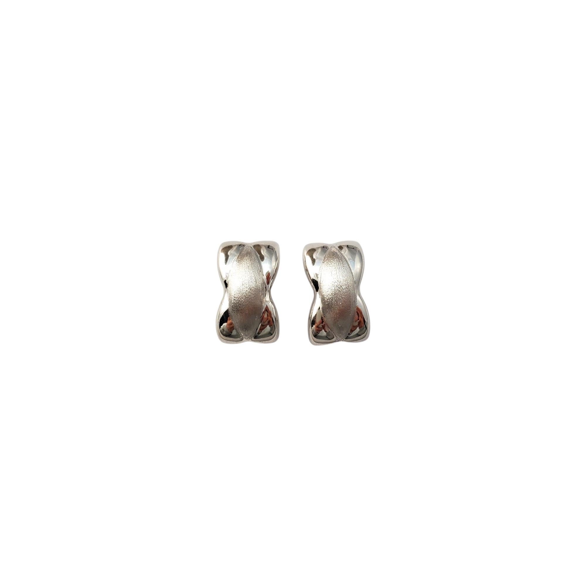 Boucles d'oreilles X en or blanc 14K -

Ces magnifiques boucles d'oreilles sont indispensables à toute tenue.

Taille : 17.6mm X 10.9mm X 4.8mm

Poids : 3.5dwt. / 5,5 gr.

Poinçon : 14KT

Très bon état, polissage professionnel.

Il sera emballé dans