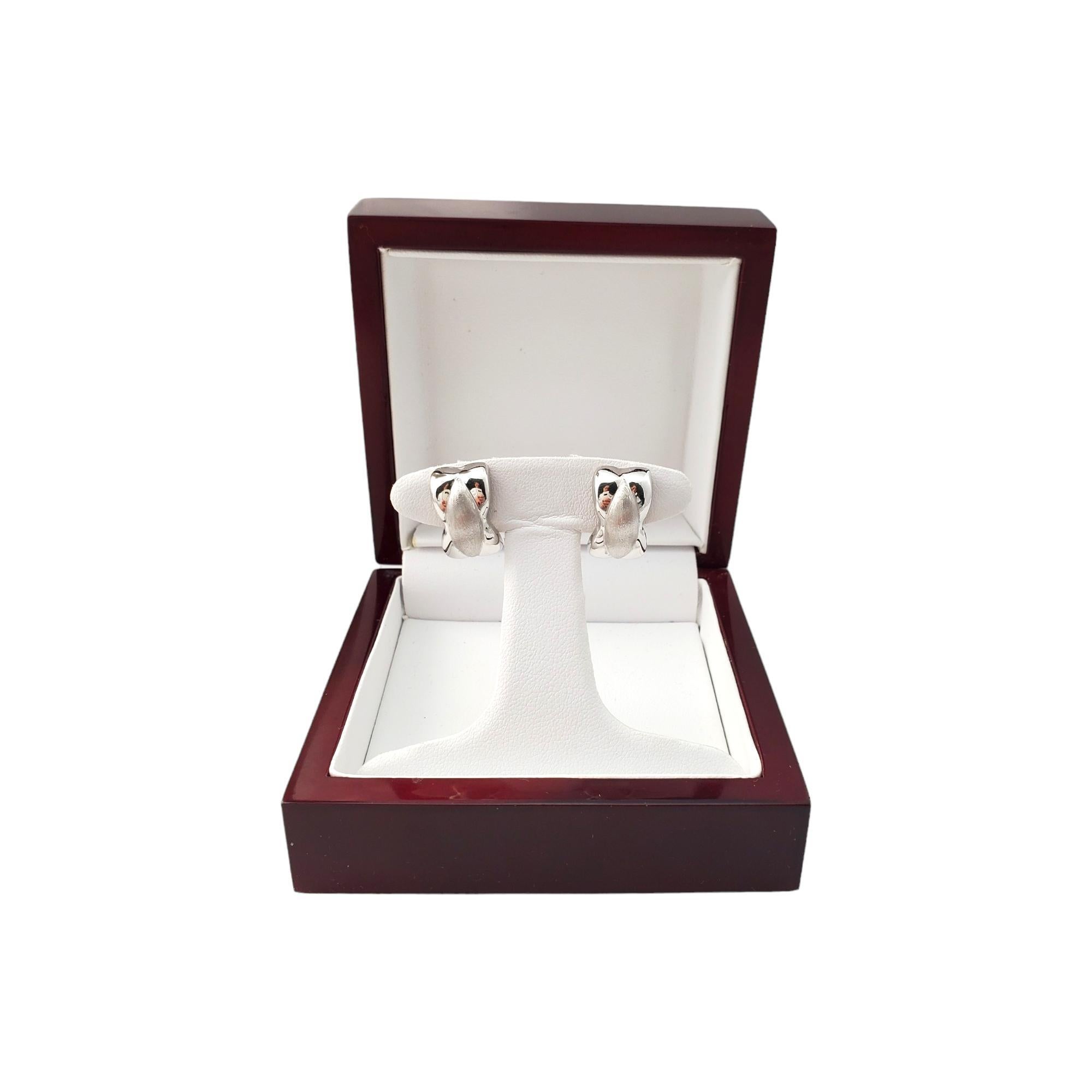 Boucles d'oreilles hautement polies en or blanc 14 carats n° 17185 en vente 4