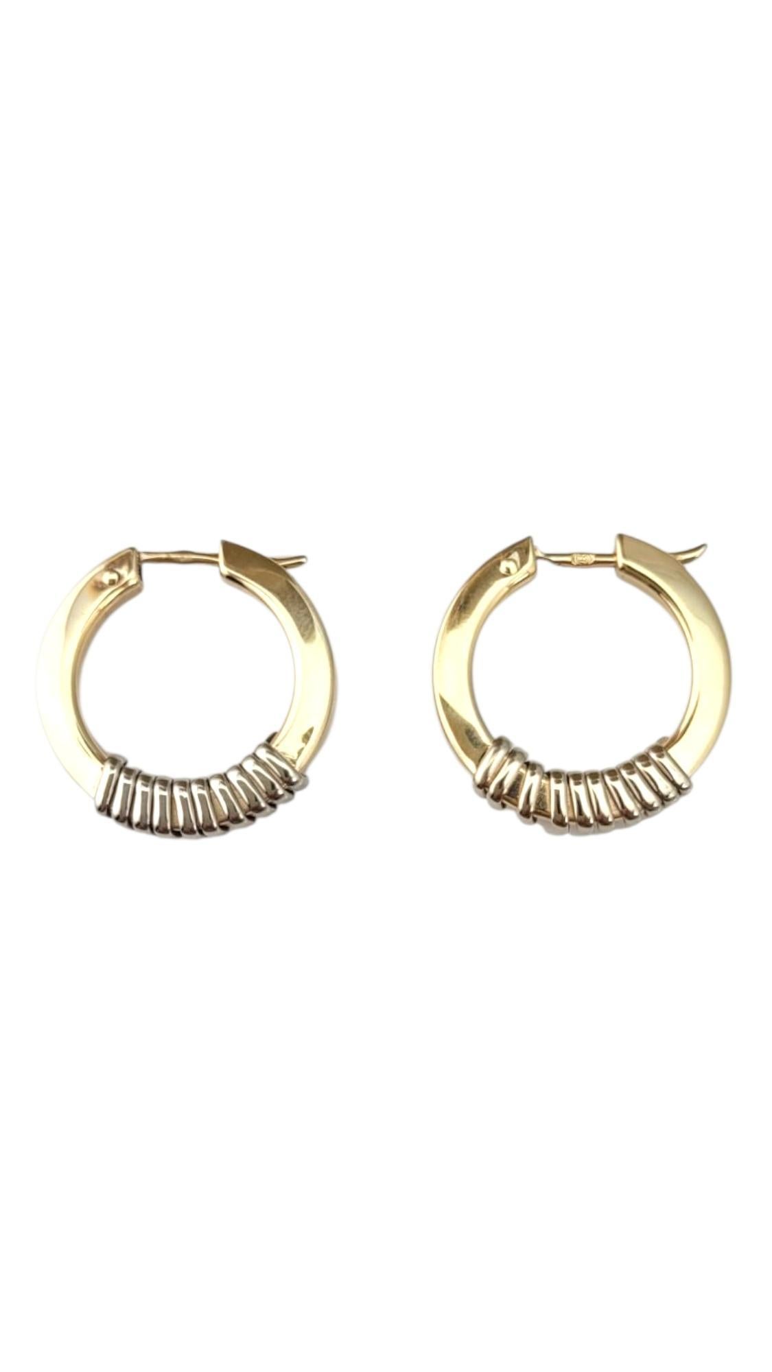 Pendientes de aro en dos tonos de oro blanco y oro amarillo de 14 quilates -

Estos pendientes de aro bicolor presentan un diseño elegante y moderno que combina la elegancia del oro blanco y la calidez del oro amarillo. Perfectas para llevar a