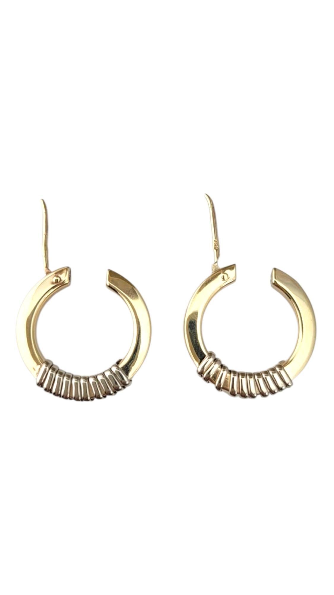 Pendientes de aro en dos tonos de oro blanco y oro amarillo de 14 quilates #21701 en Bueno estado para la venta en Washington Depot, CT