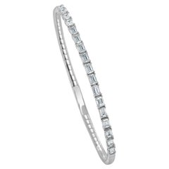 Bracelet jonc souple en or blanc 14 carats avec diamants taille émeraude de 2,30 carats pour elle