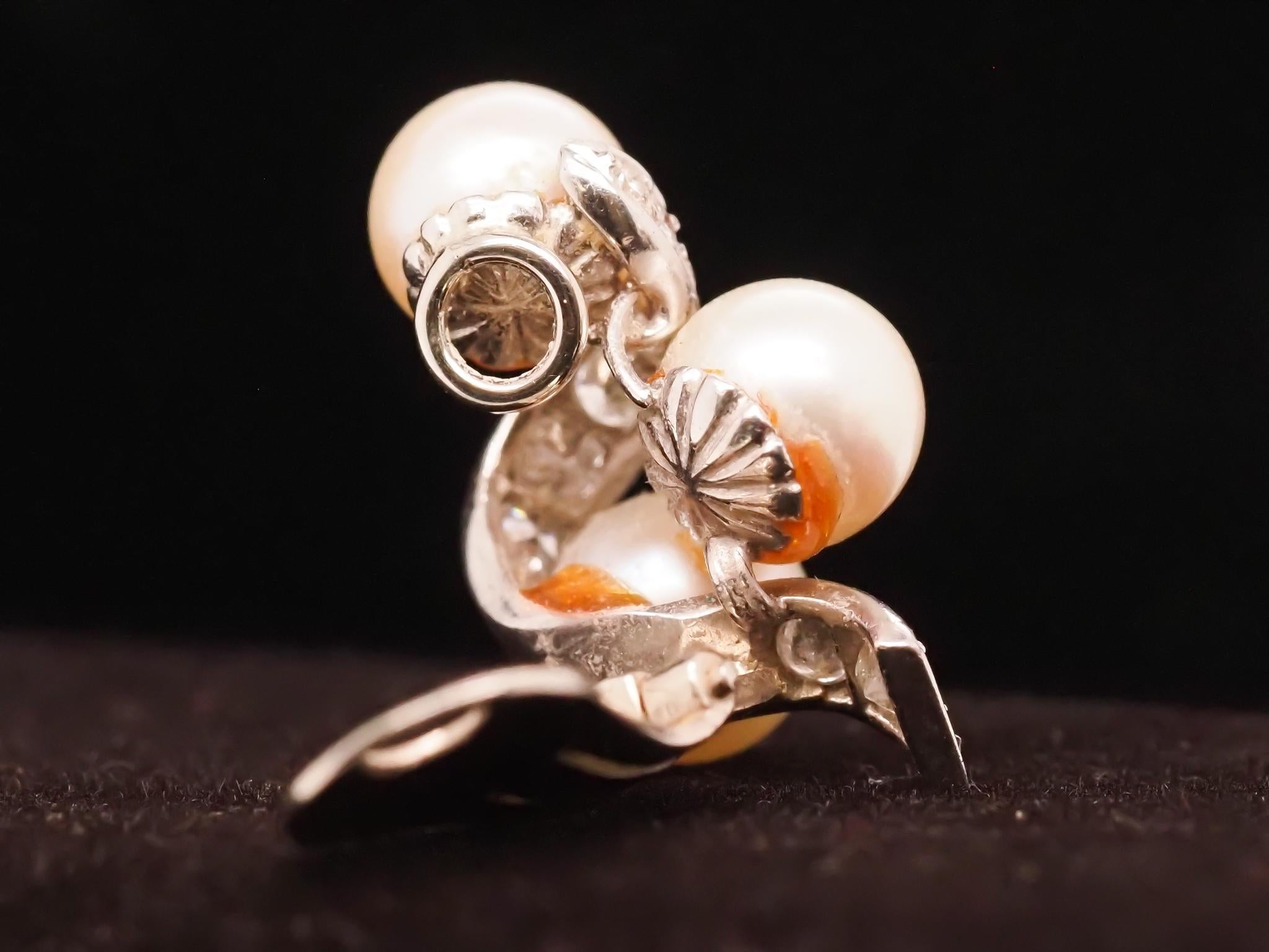 14K Weiße Perlen- und Diamant-Ohrringe mit Wirbel im Angebot 1