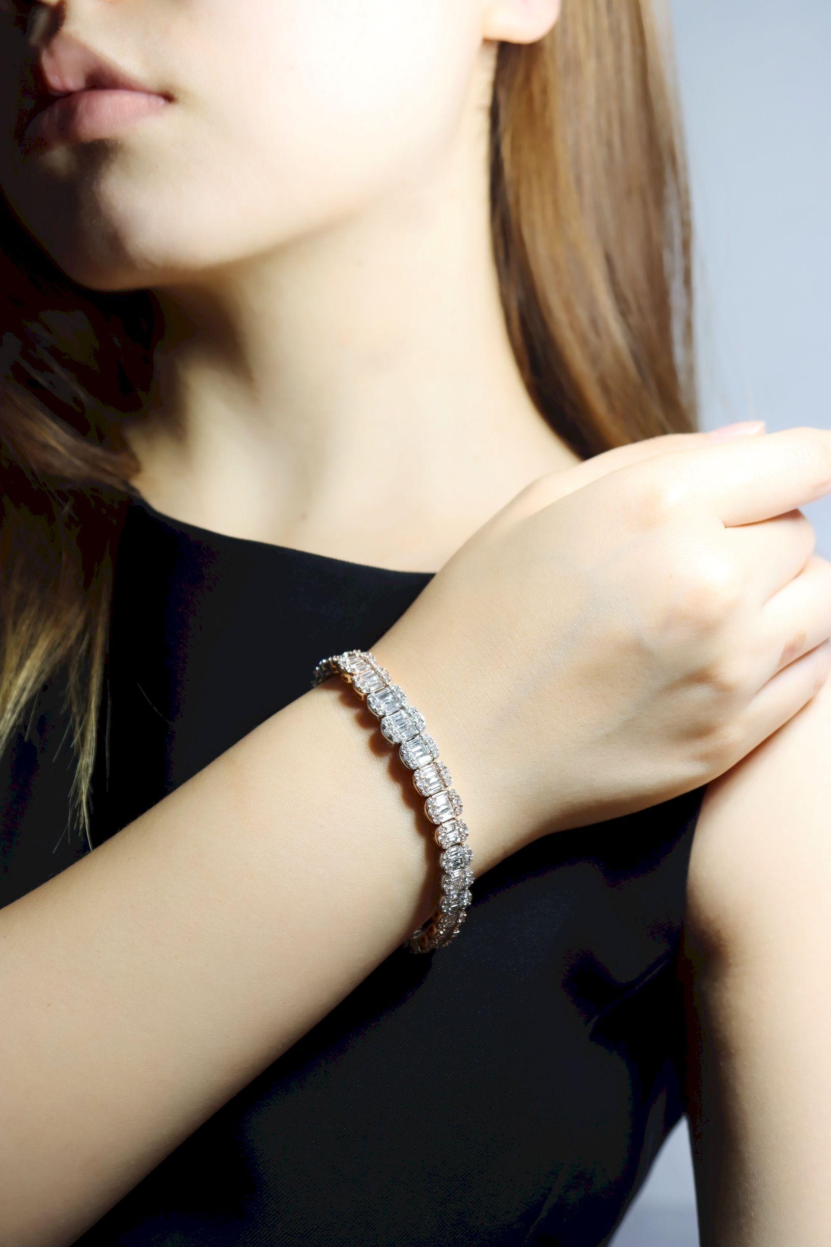 Pulsera de Diamantes de Oro Blanco y Roserr de 14K 

Marcado:
58

Dimensiones aproximadas:
17 cm (Longitud)
0,5 - 1,0 cm (Anchura)
Aprox. 10 quilates (Diamante)
27,7 gramos de peso.

** Los diamantes y las piedras de color se miden hasta donde lo
